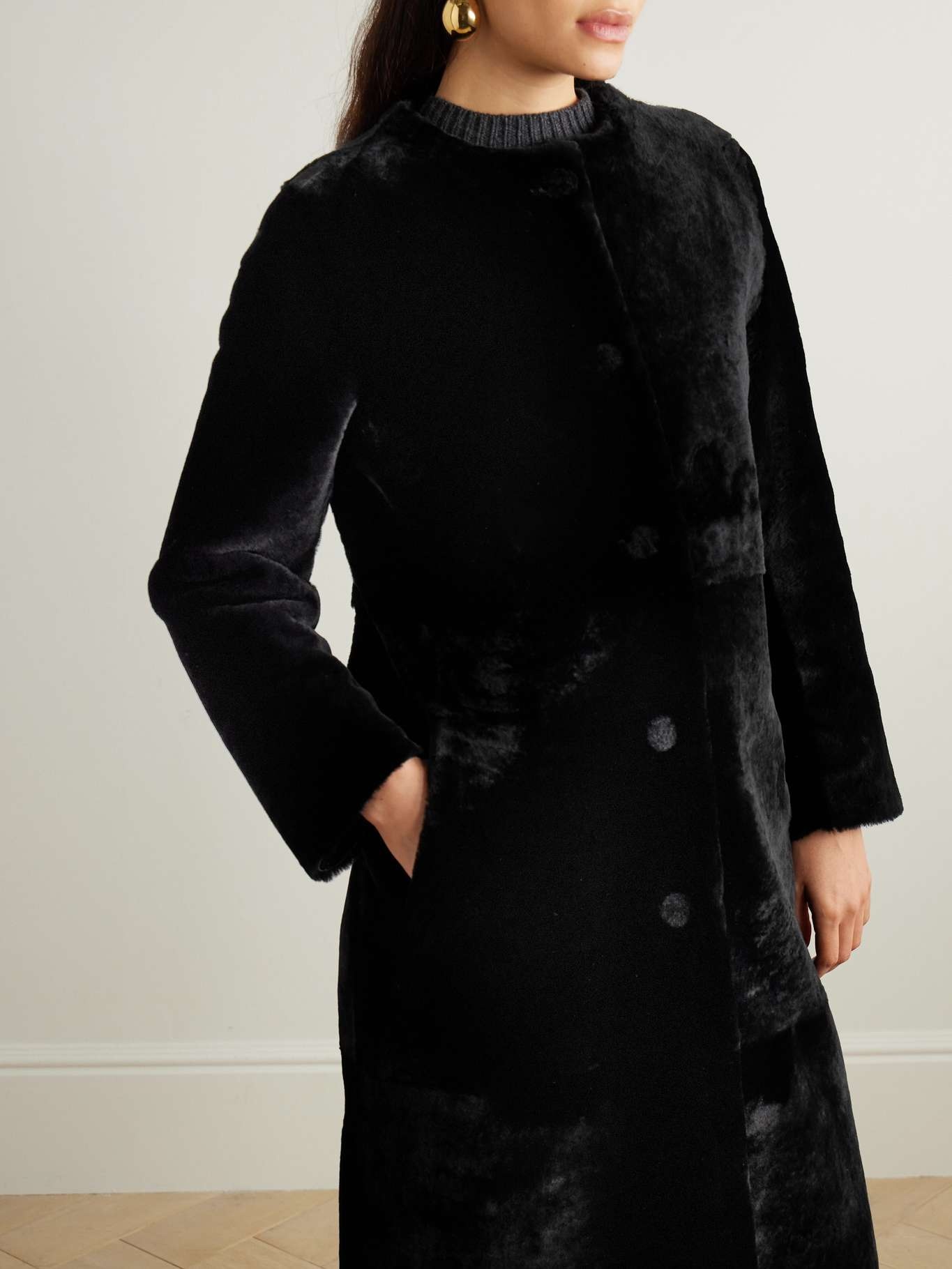 Daphne scarf-detailed shearling coat Black - 6