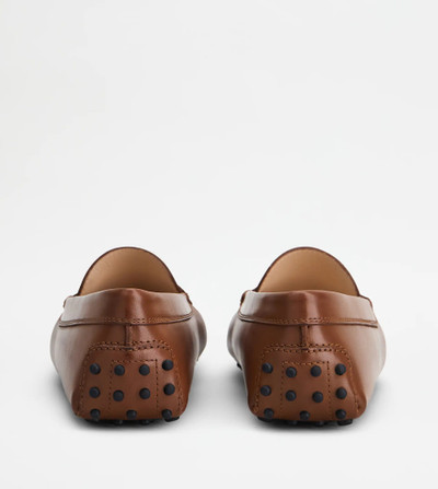 Tod's GOMMINO DRIVING SHOES IN LEATHER - BROWN outlook