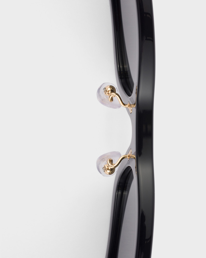 Sunglasses with the Prada logo 6
