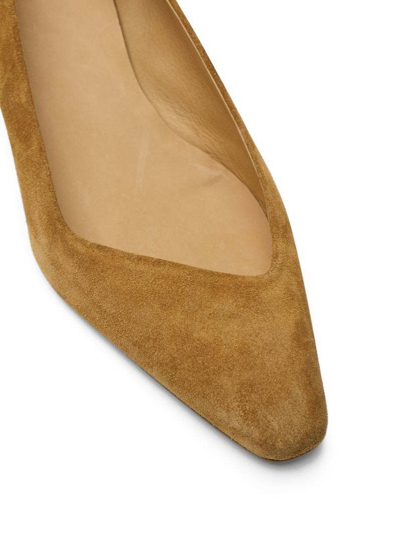 pointed pumps 4