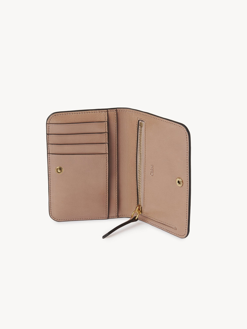 Chloé C CHLOÉ BIFOLD WALLET IN SHINY LEATHER outlook