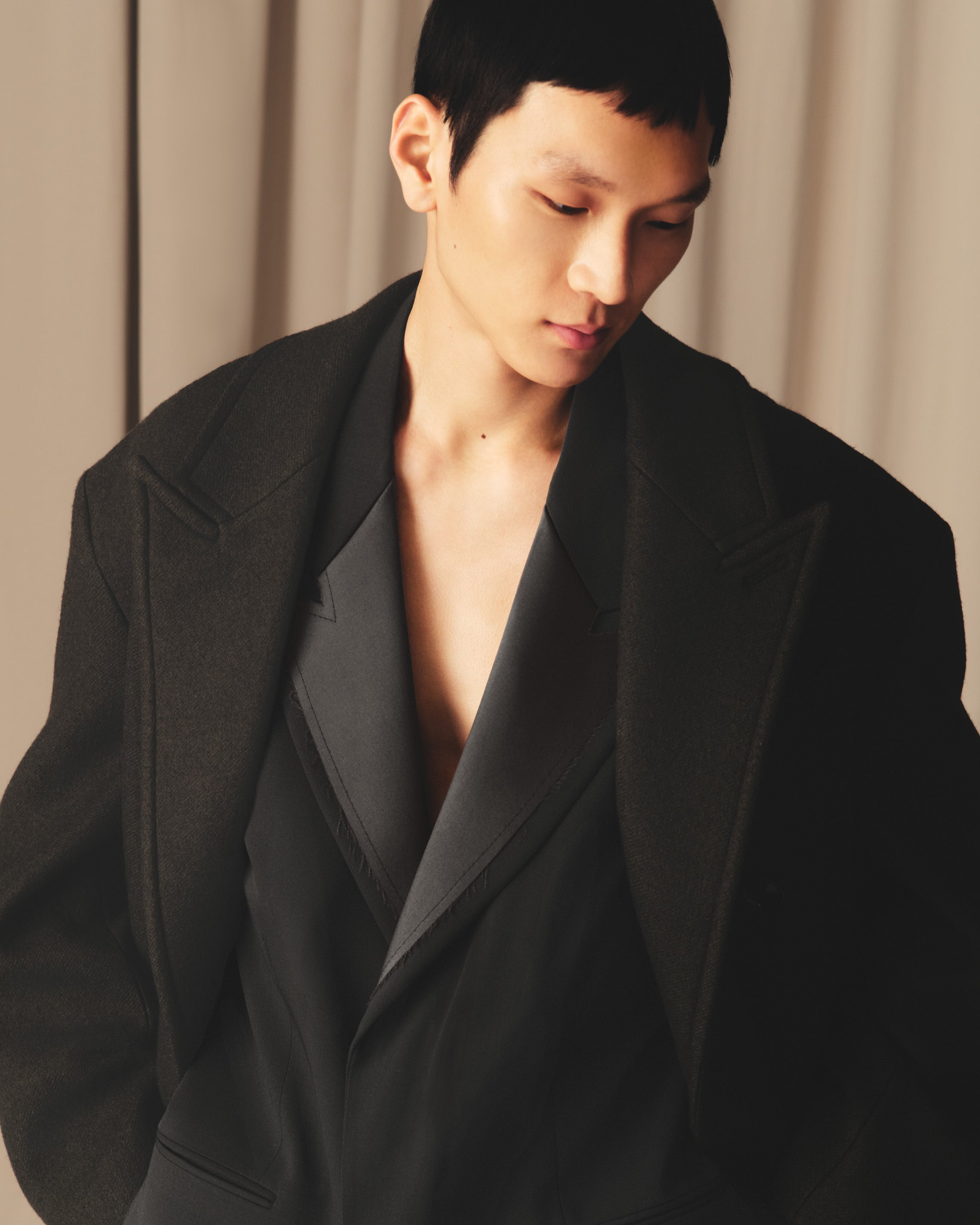 BLACK WOOL SLEEVELESS SMOKING JACKET - 8