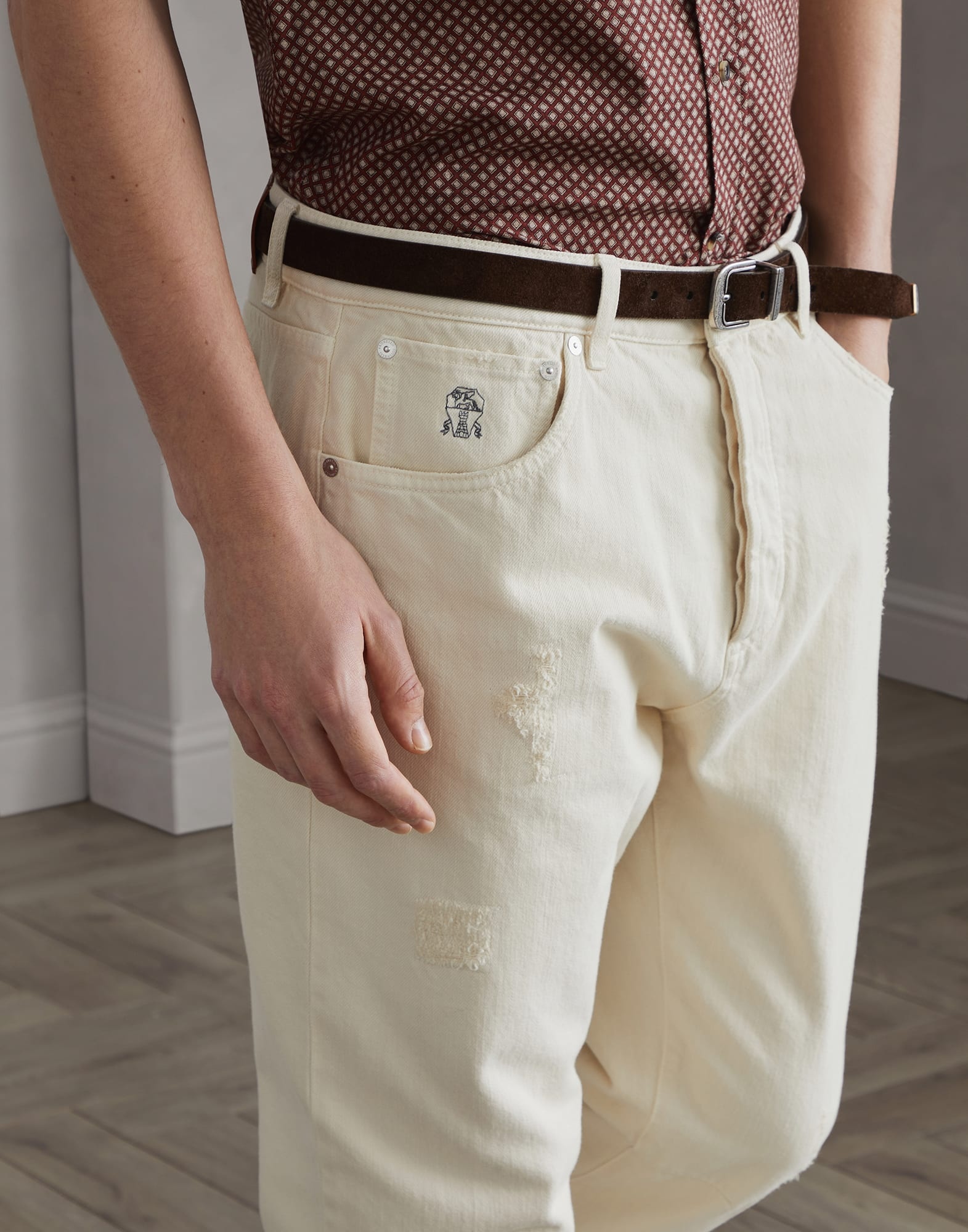 Garment-dyed slubbed denim leisure fit five-pocket trousers with rips - 3