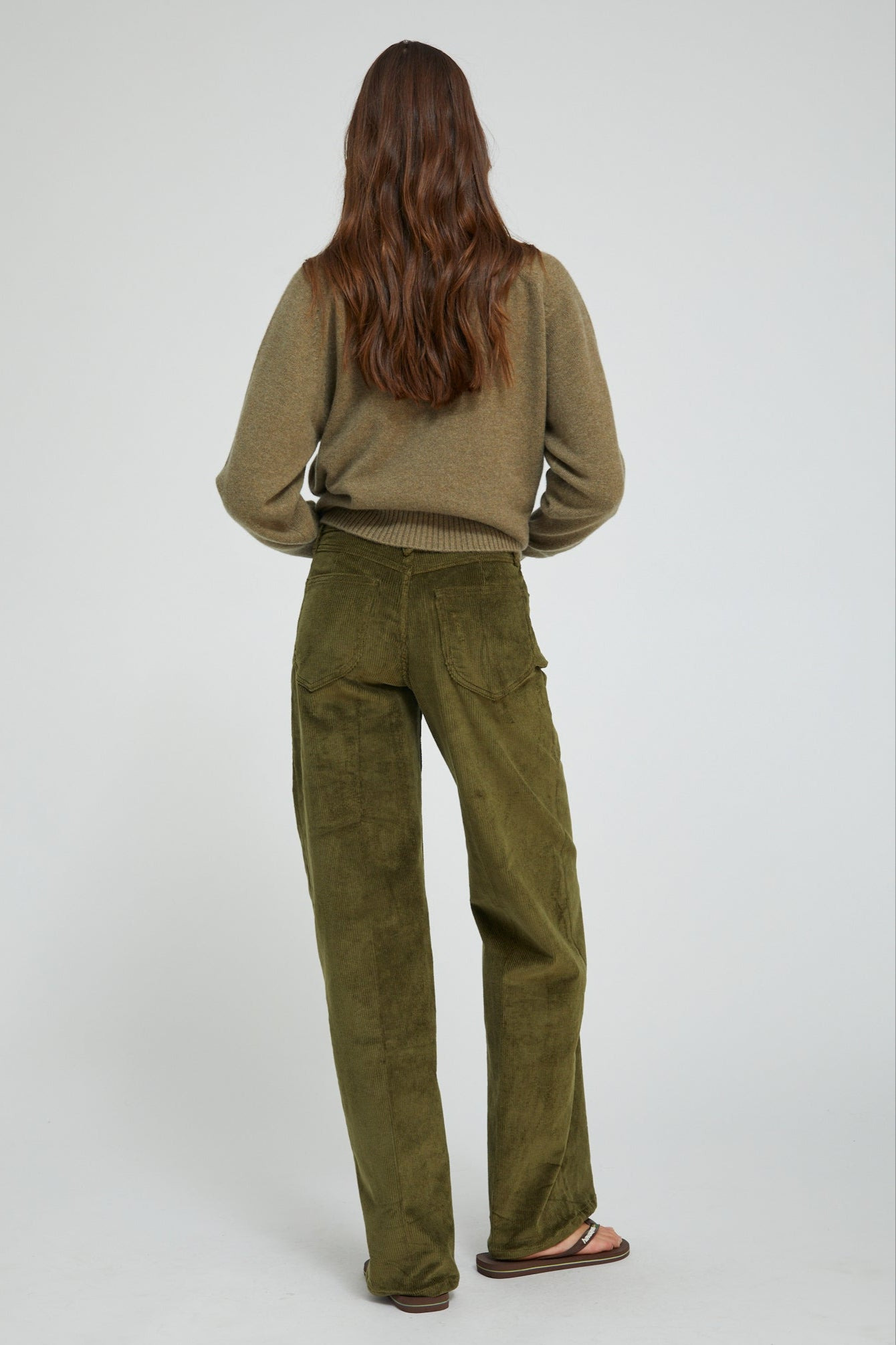 OLIVE CASHMERE BOYFRIEND SWEATER - 4