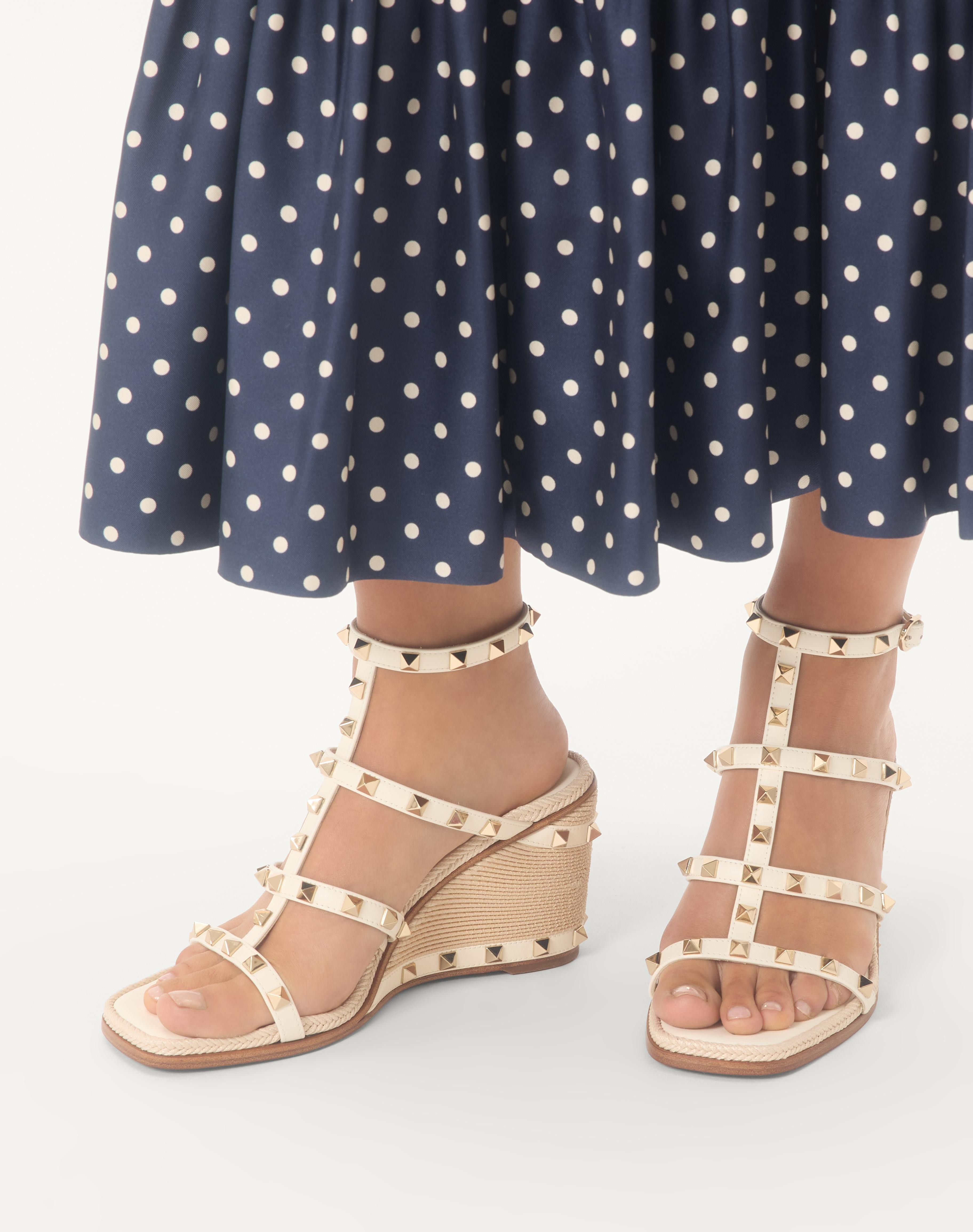 ROCKSTUD WEDGE SANDAL IN CALFSKIN WITH CORNELY EMBROIDERY 80MM - 2