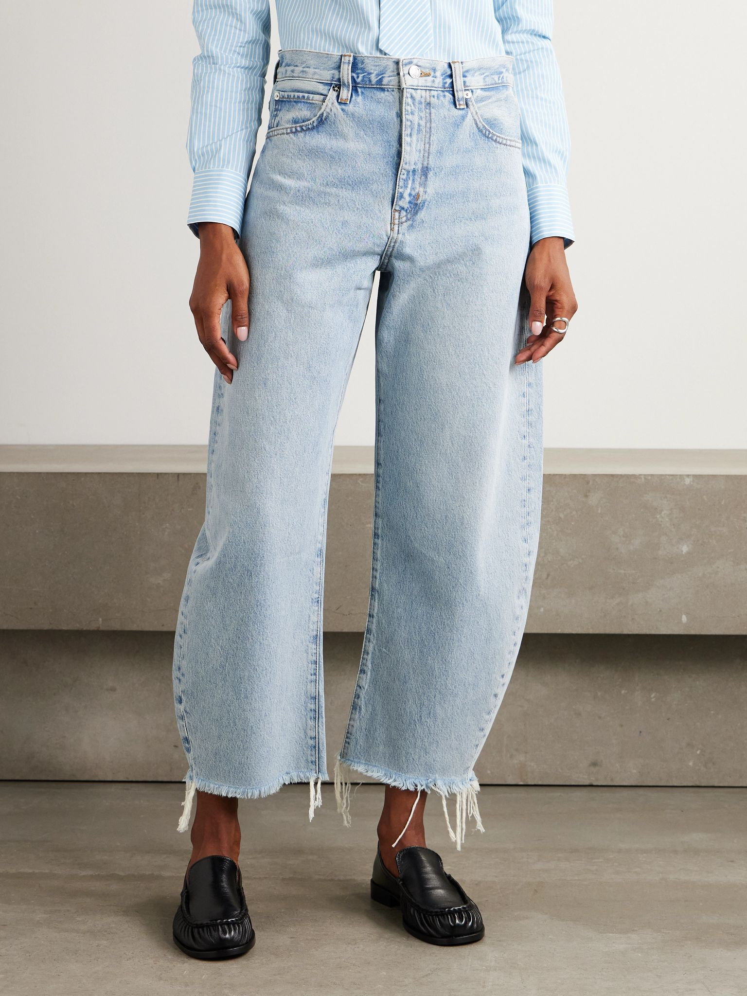 The Bubble Crop frayed high-rise barrel-leg jeans Light denim - 3