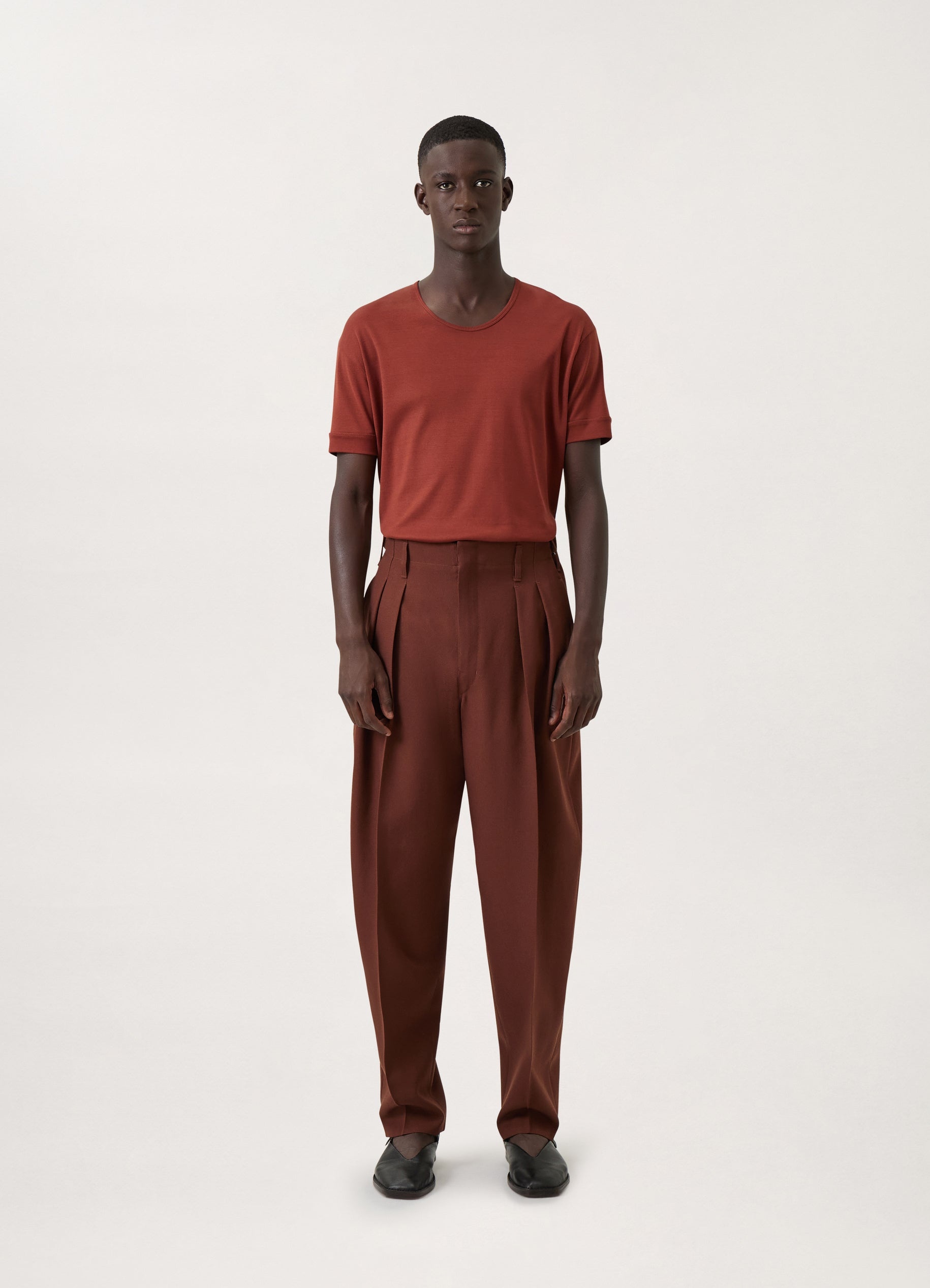 PLEATED TAPERED PANTS
WOOL GABARDINE - 2