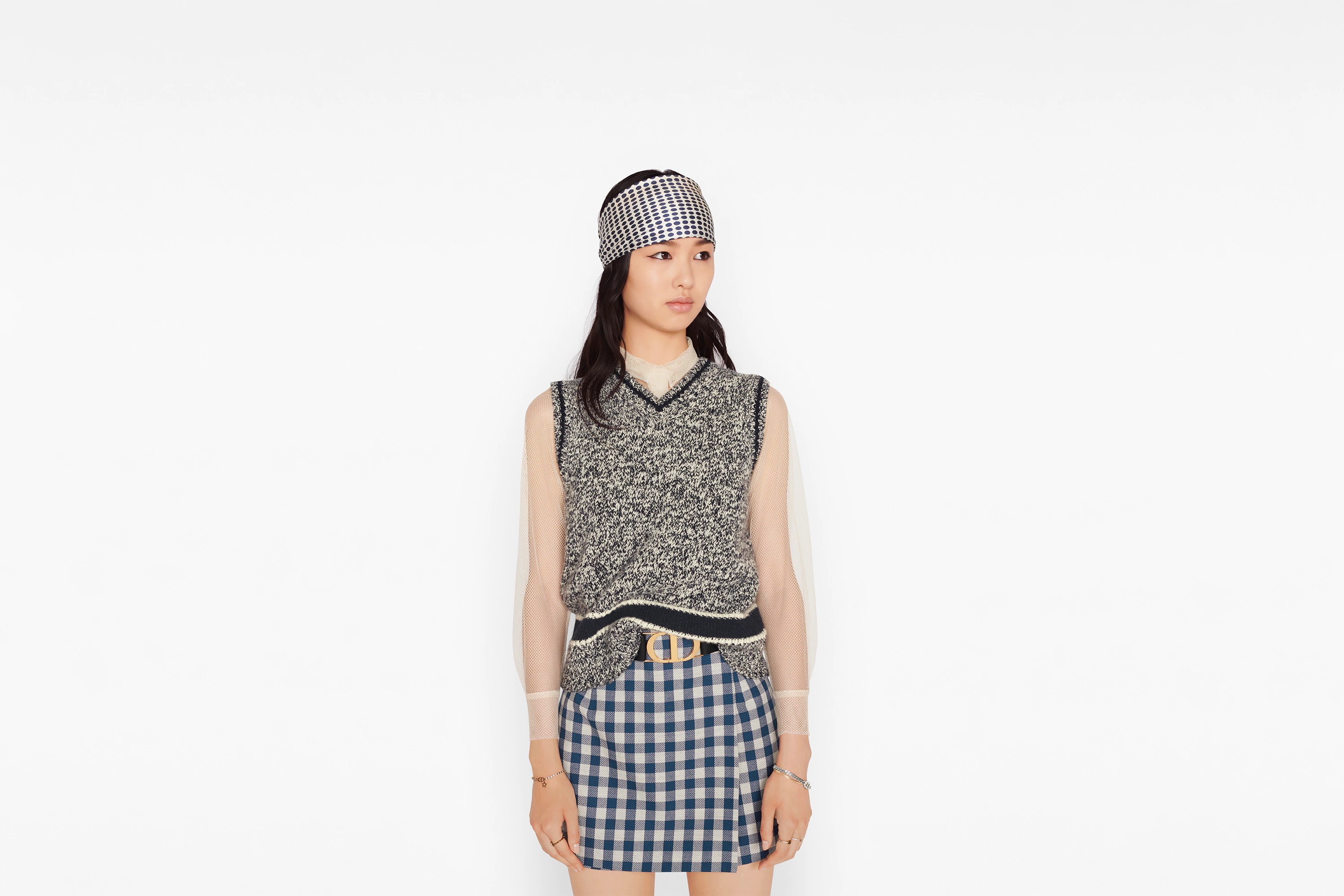V-Neck Sleeveless Sweater - 6