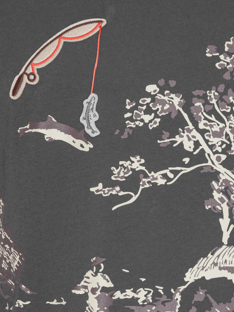 HENRIK VIBSKOV FISHING ROD TEE - DARK SHADOW outlook