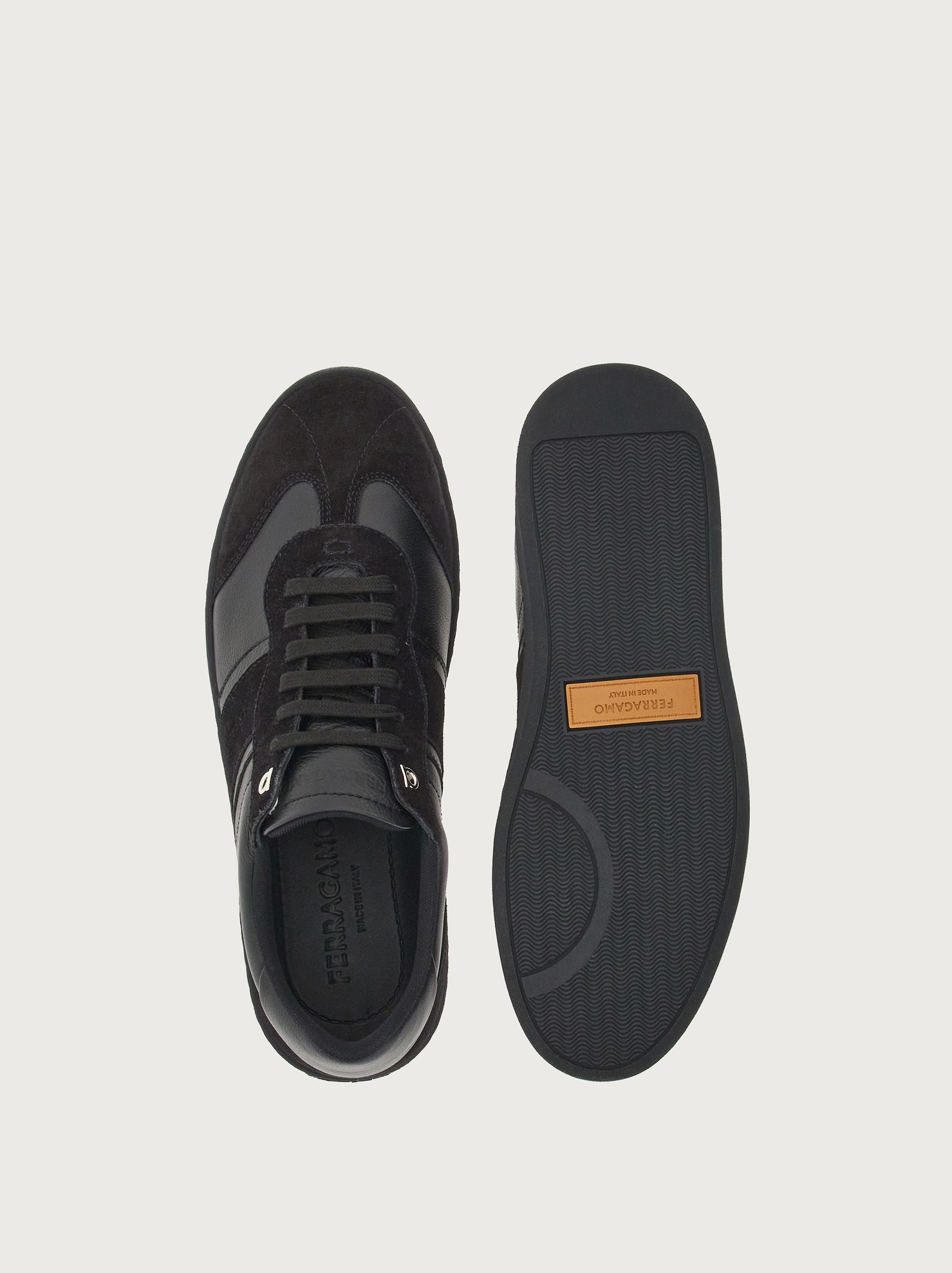 Low top sneaker with signature - 6
