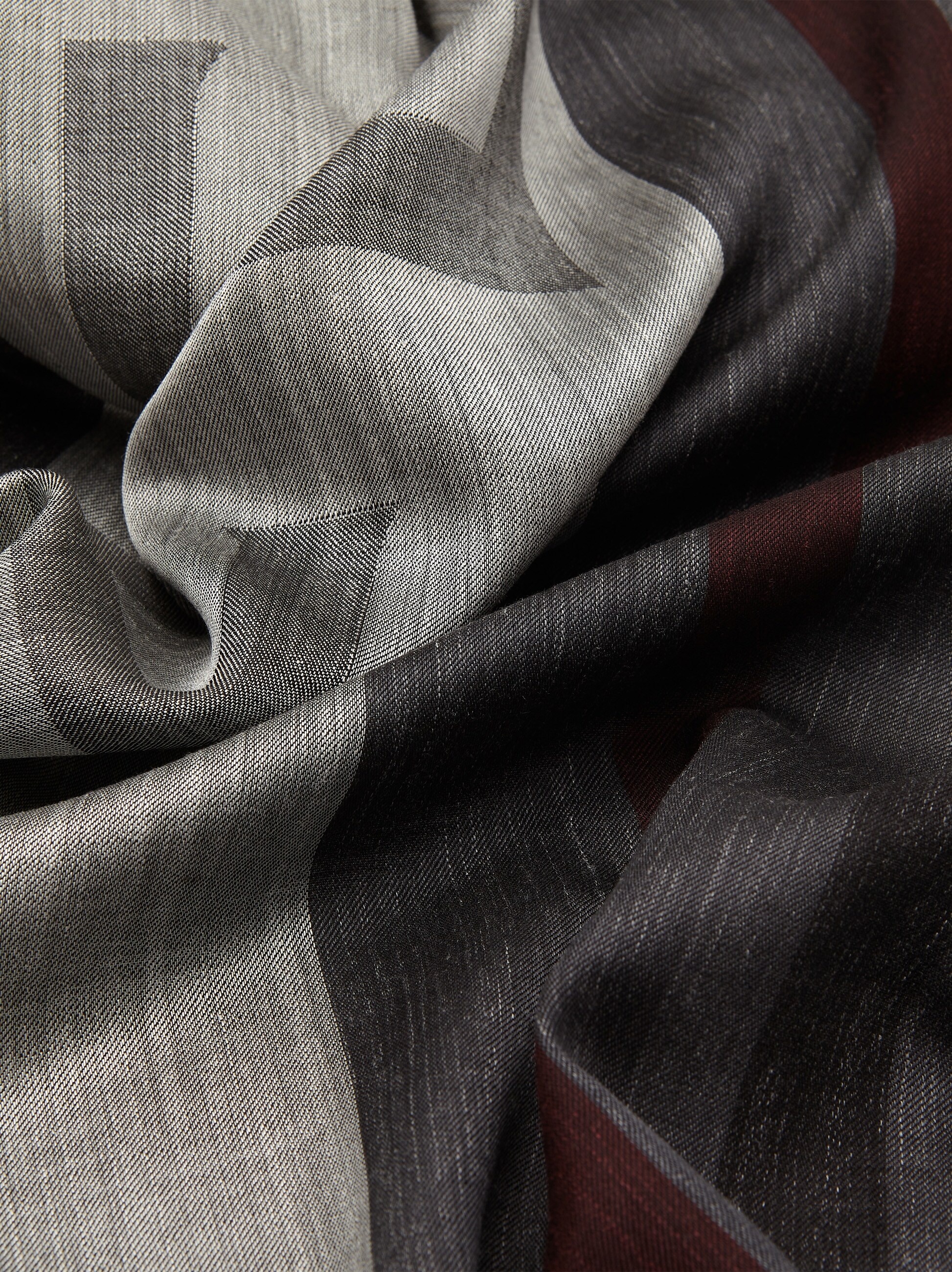 Maxi-striped jacquard stole - 2