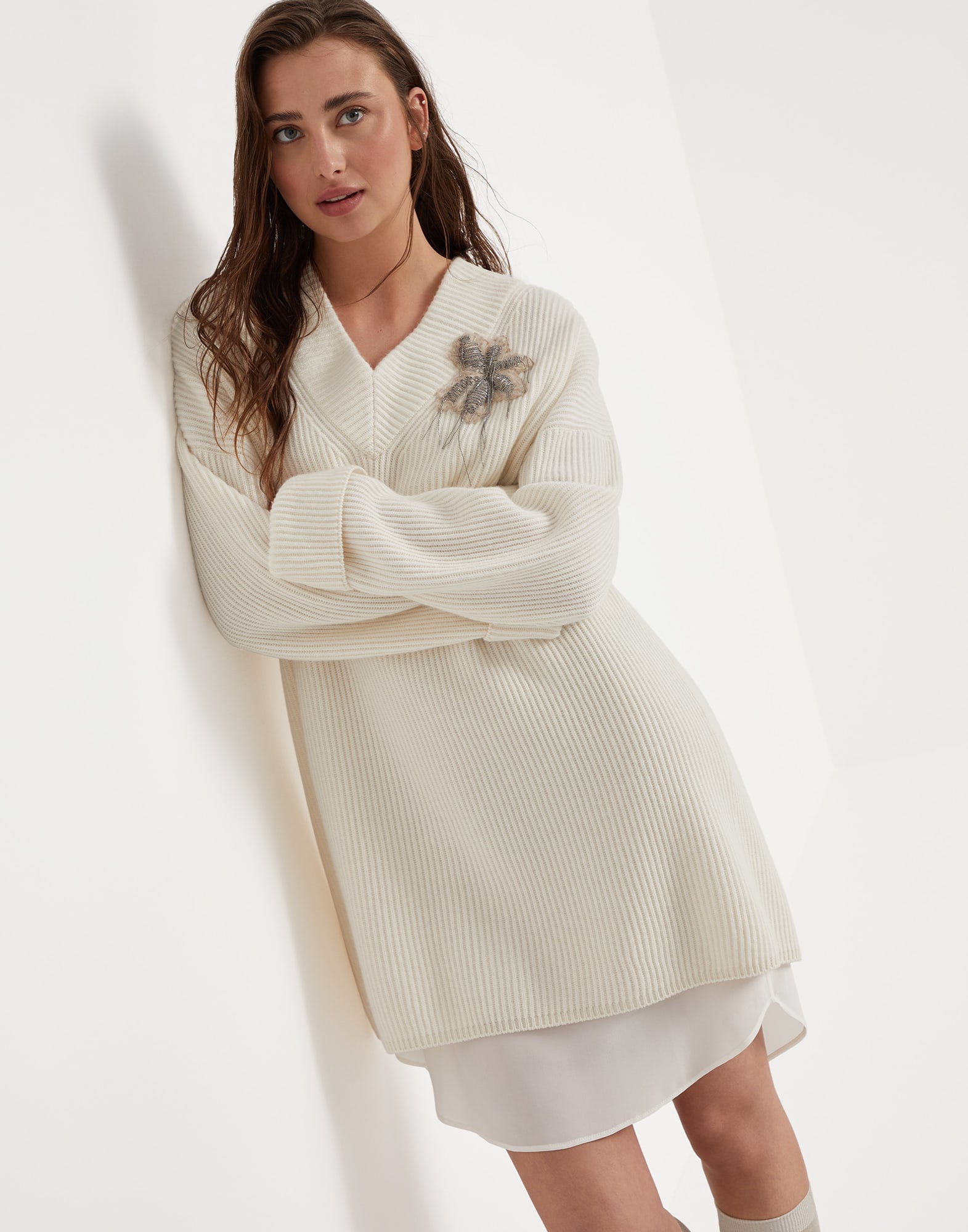 Cashmere English rib knit dress with silk slip and precious flower crest - 4