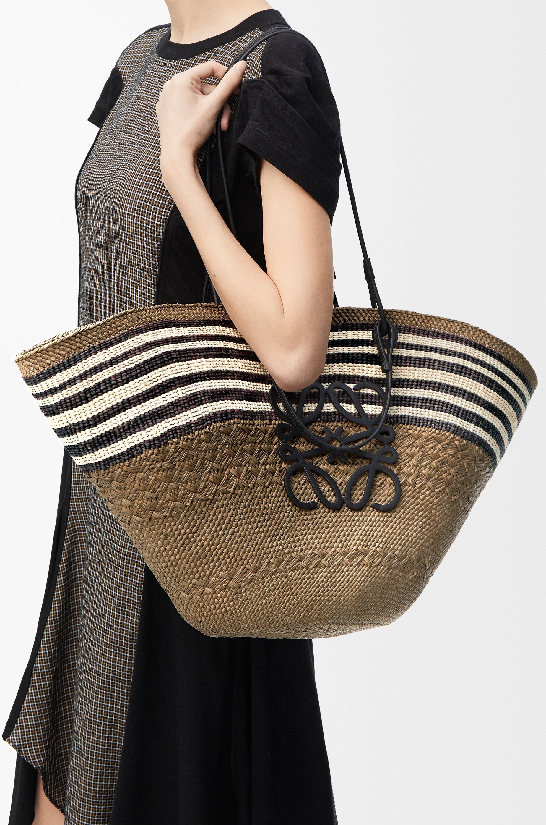 Large Anagram basket in iraca palm and calfskin - 3
