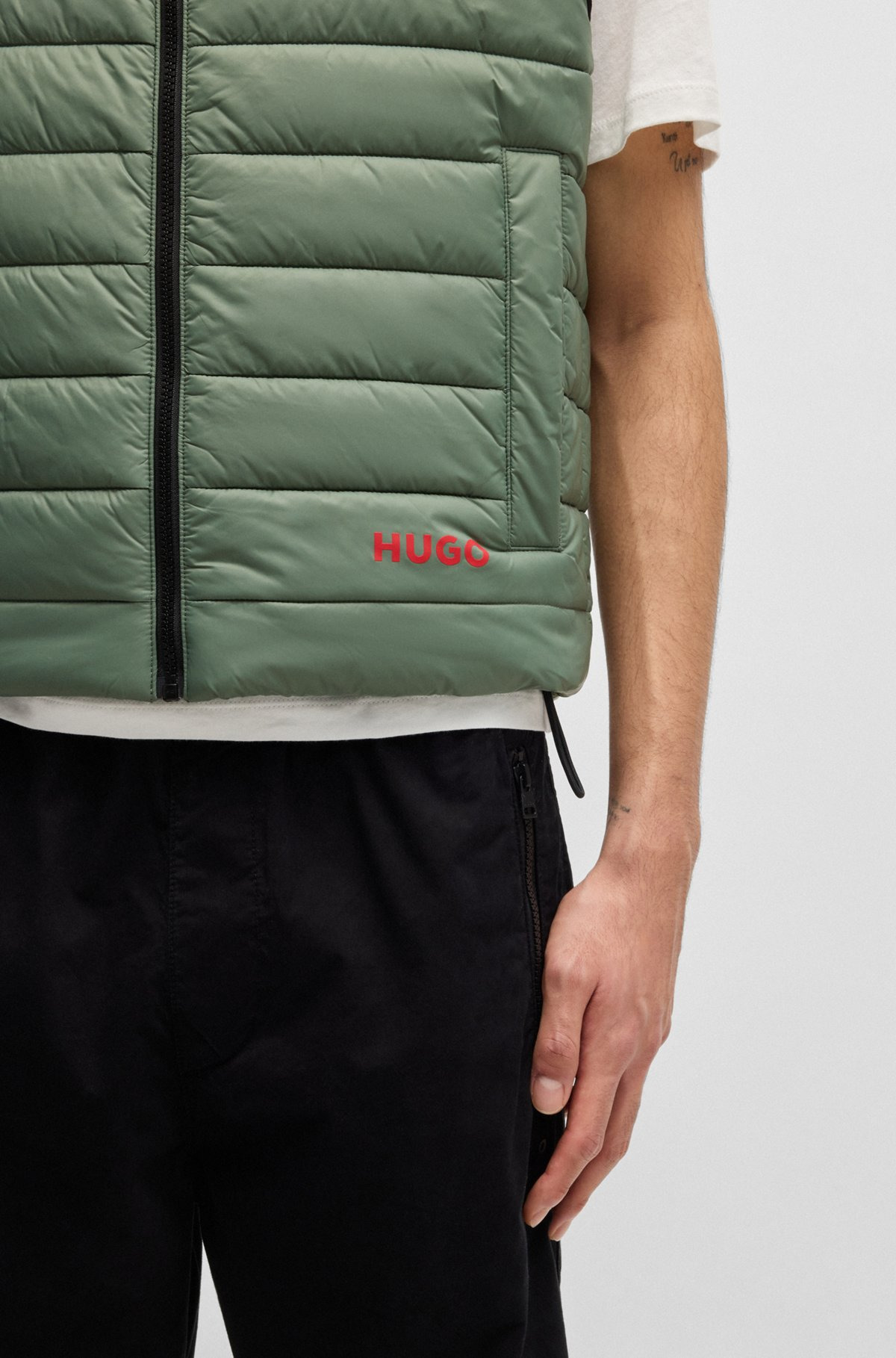 WATER-REPELLENT SLIM-FIT GILET WITH LOGO DETAIL - 6