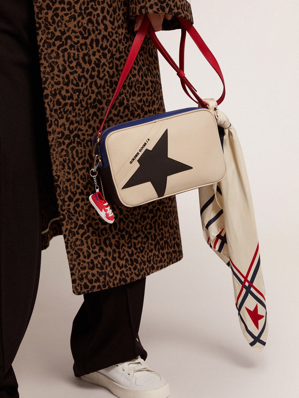 Star Bag made of pebbled leather with black star - 3
