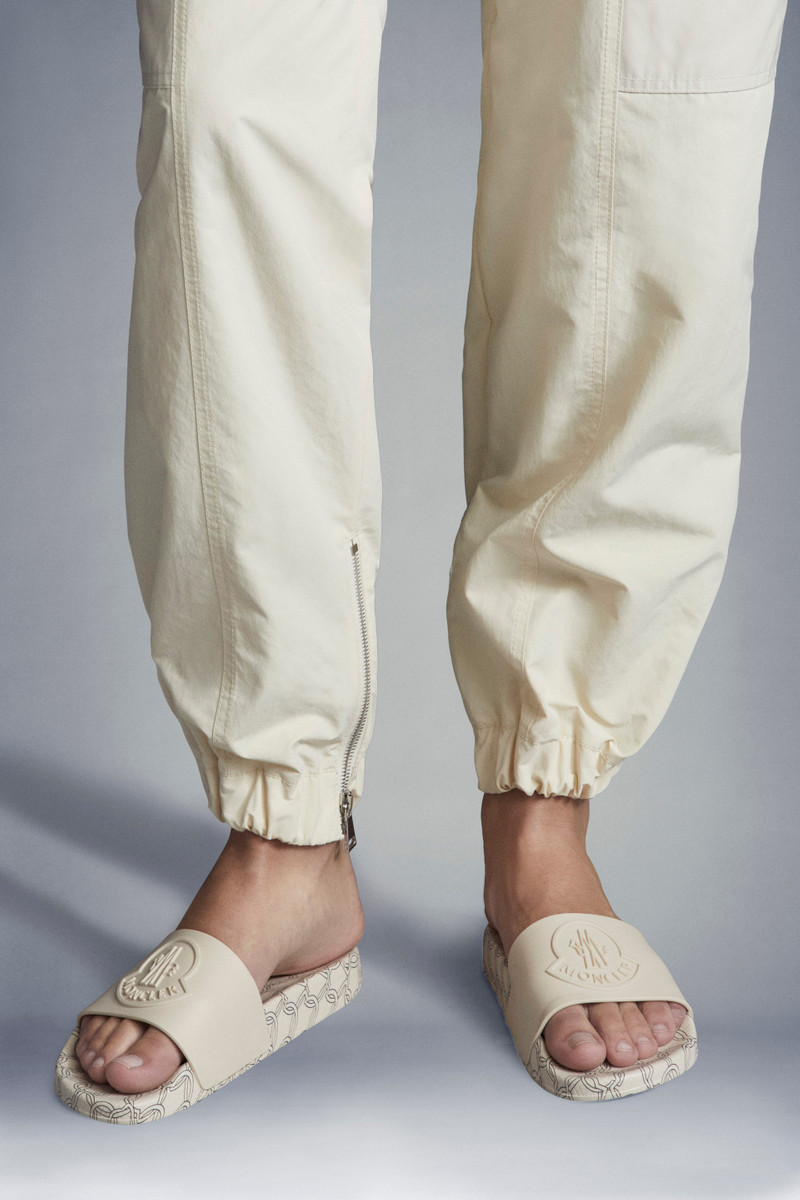 Moncler Jeanne Slides outlook