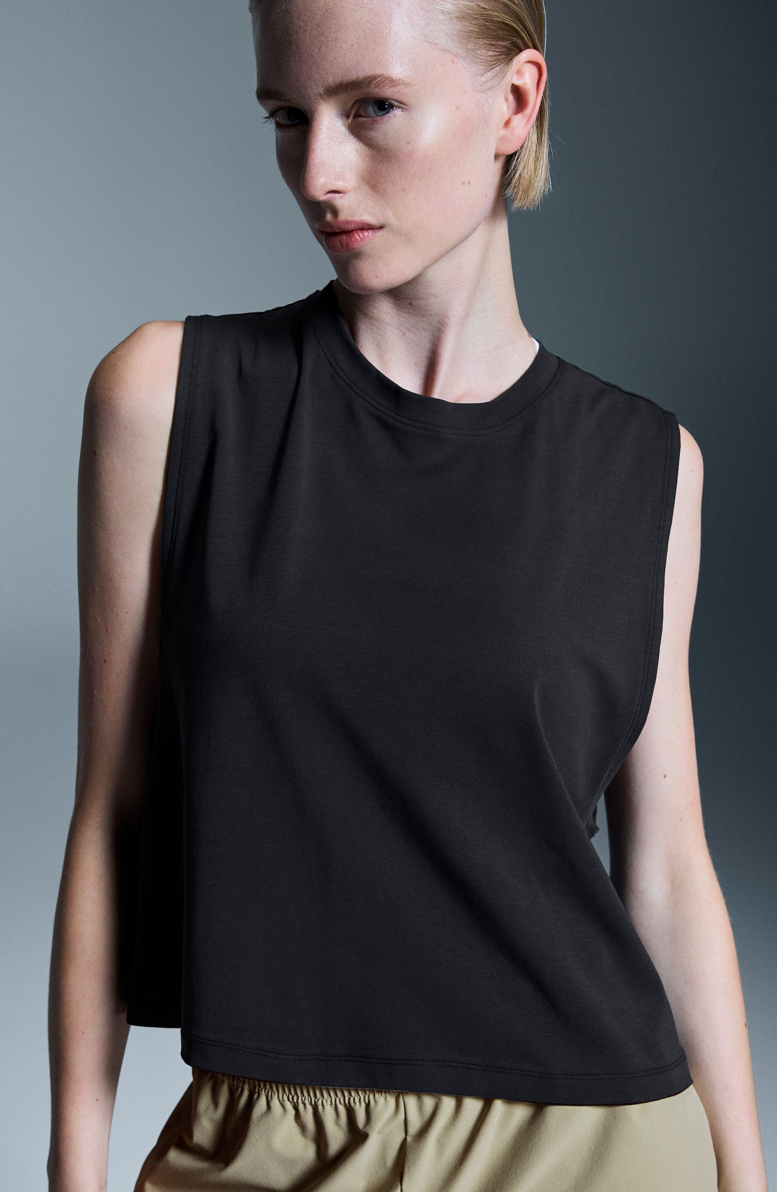 On Focus Sleeveless Running Crop Top in Black at Nordstrom - 8