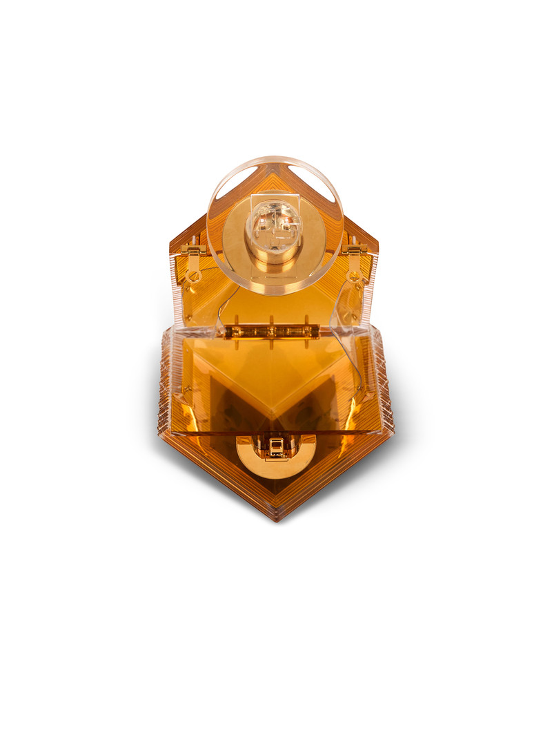 Perfume minaudière in resin and brass 6