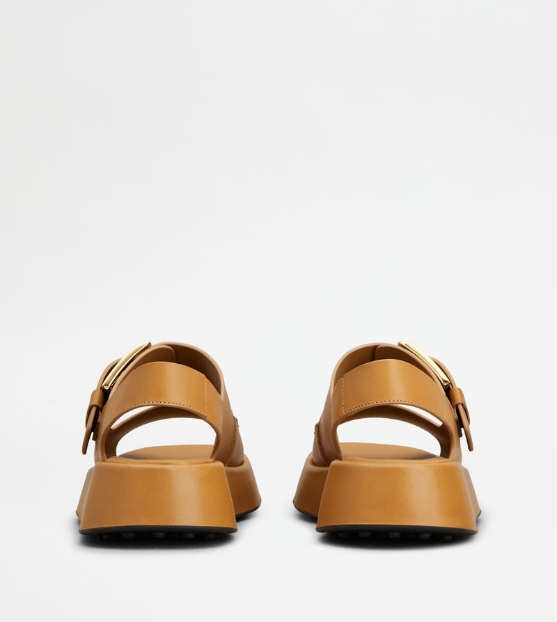 Tod's SANDALS IN LEATHER - BROWN outlook