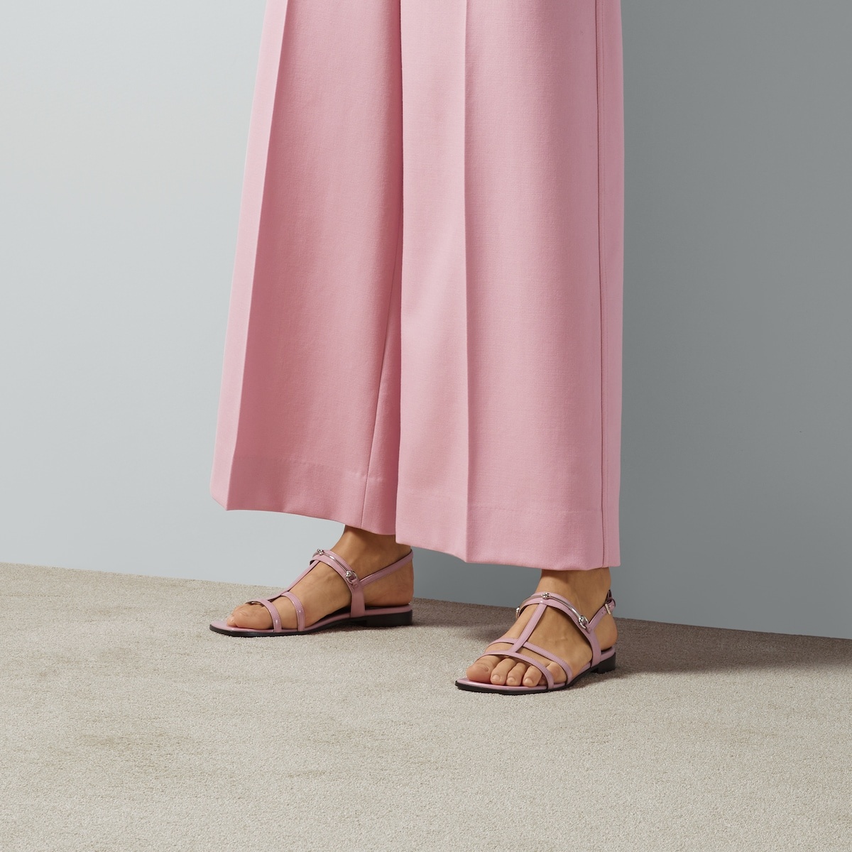 フラットでカジュアルにも【GUCCI】slim horsebit flat sandals GUCCI Women's slim Horsebit flat sandal | REVERSIBLE
