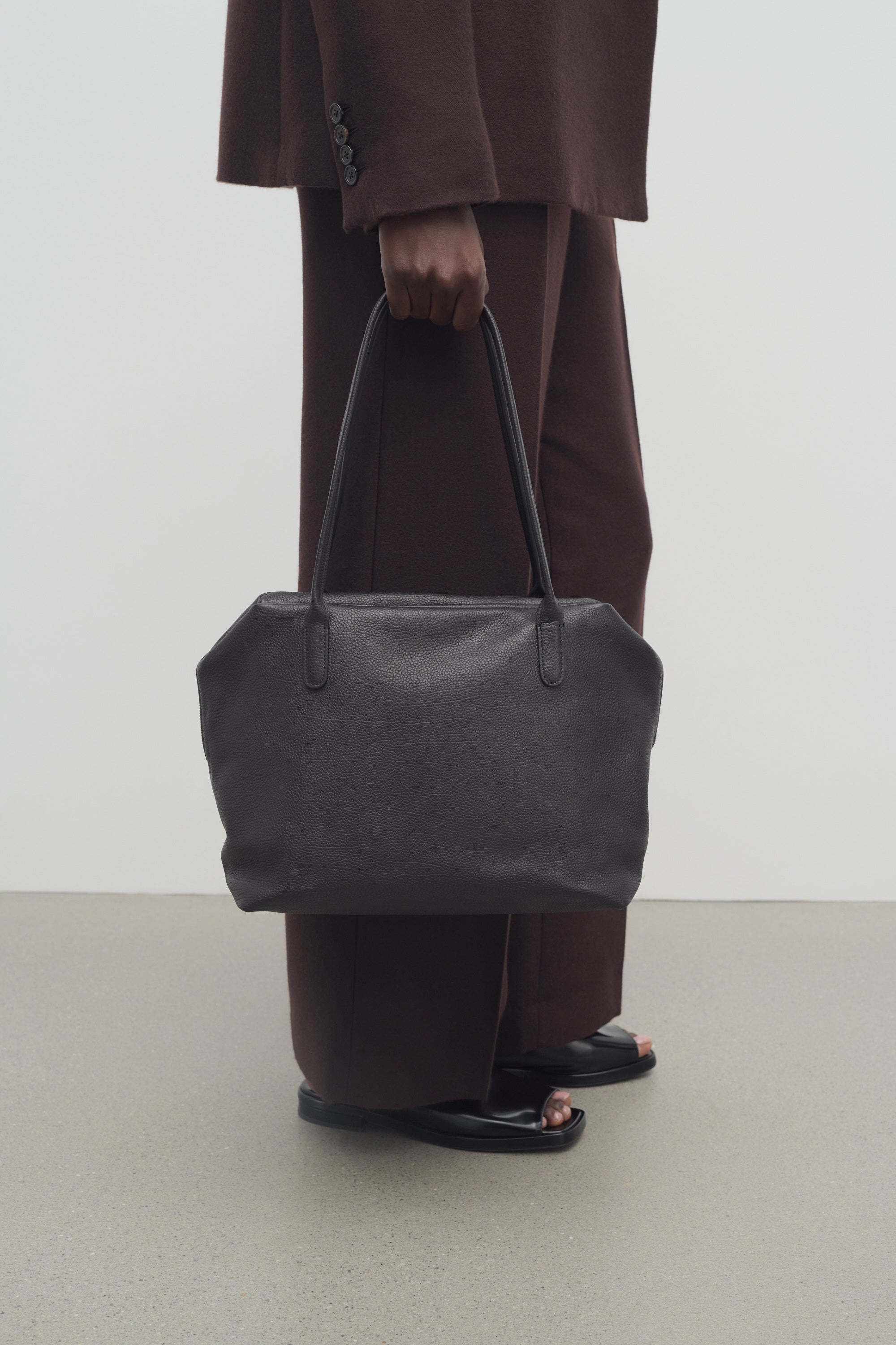 THE ROW ザ・ロウ ハンドバッグ Henri W1759L41BAS Henri Bag Brown in Leather – The Row