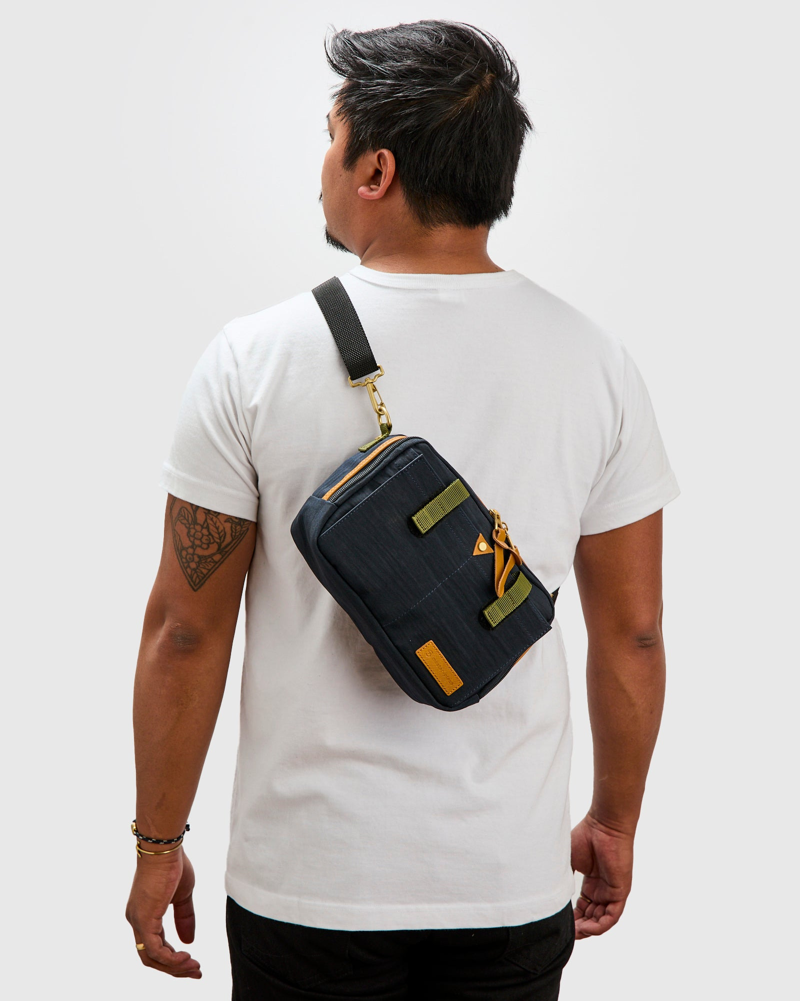 Link Shoulder Bag v2 in Navy - 2