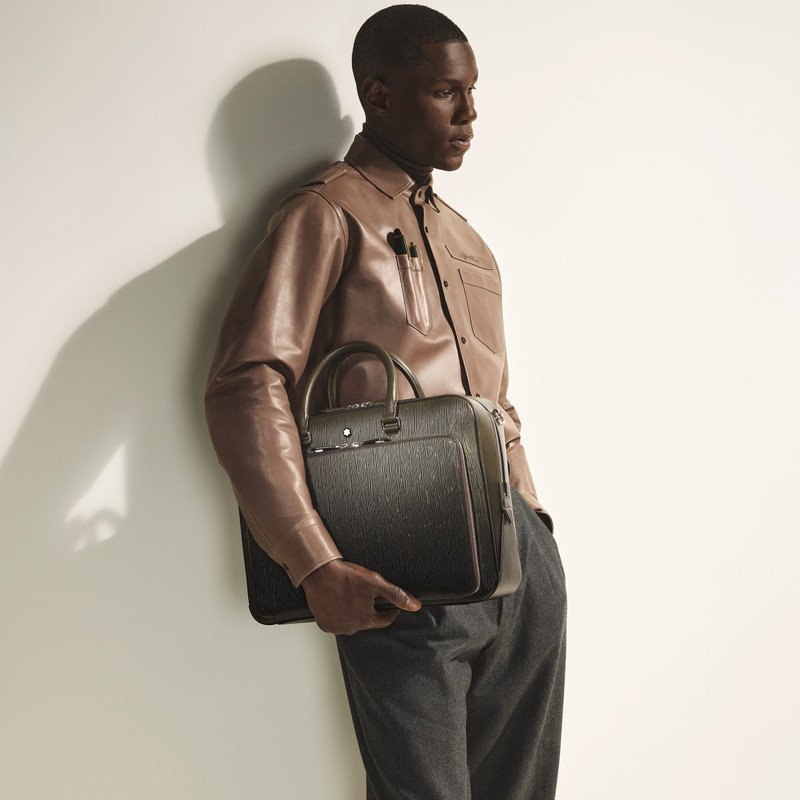 Writing traveler briefcase with sfumato effect 5