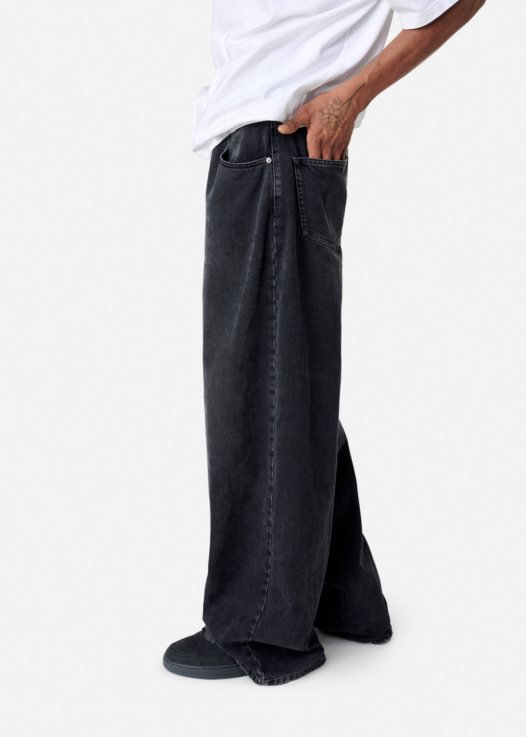 Embroidered Relaxed Jeans - 5