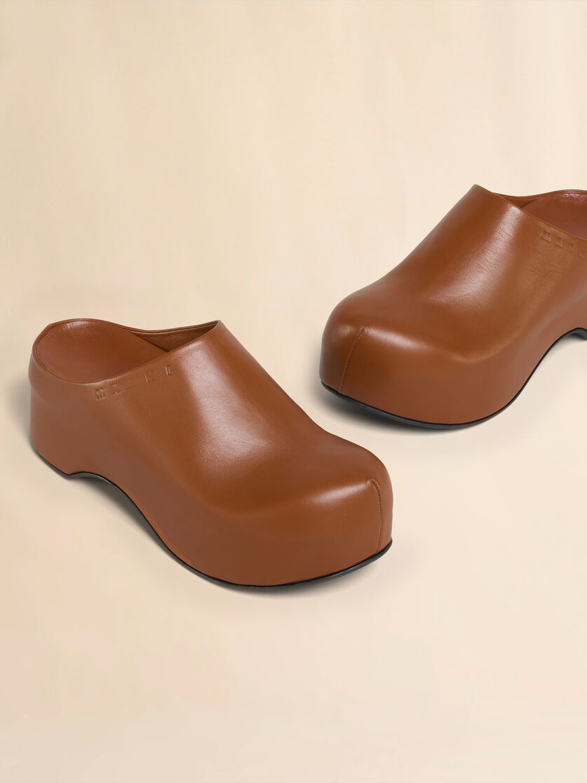 BROWN LEATHER CHUNKY CLOG SABOT - 5