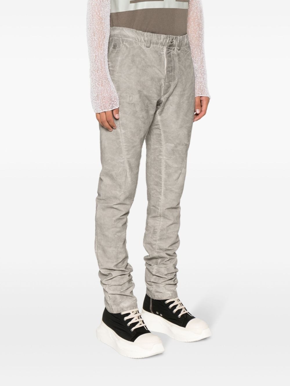 logo-plaque crease-effect tapered trousers - 3