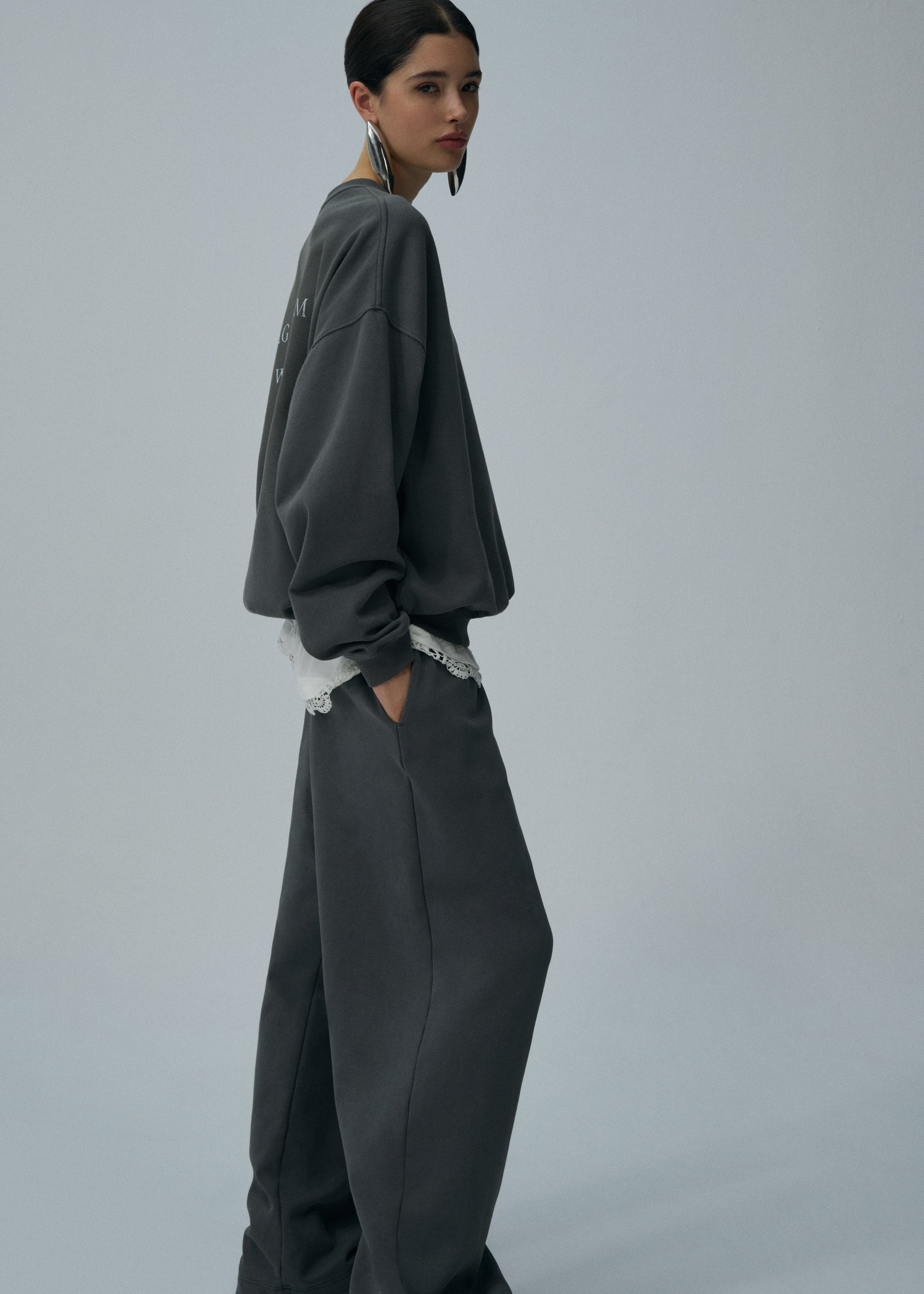 Relaxed sweatpants in grey - 4