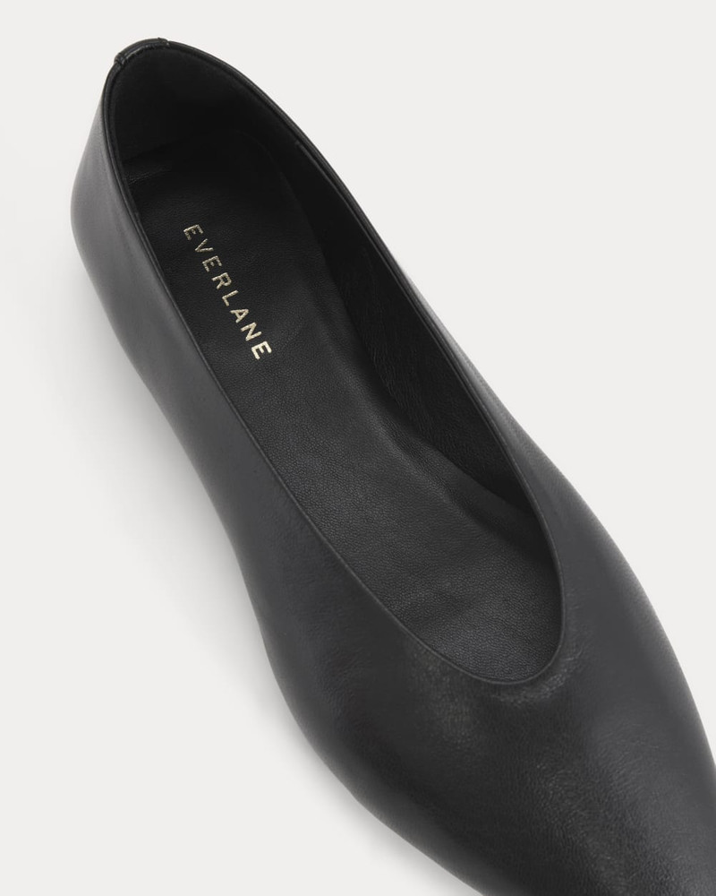EVERLANE MADE IN ITALY ALMOND-TOE FLAT outlook