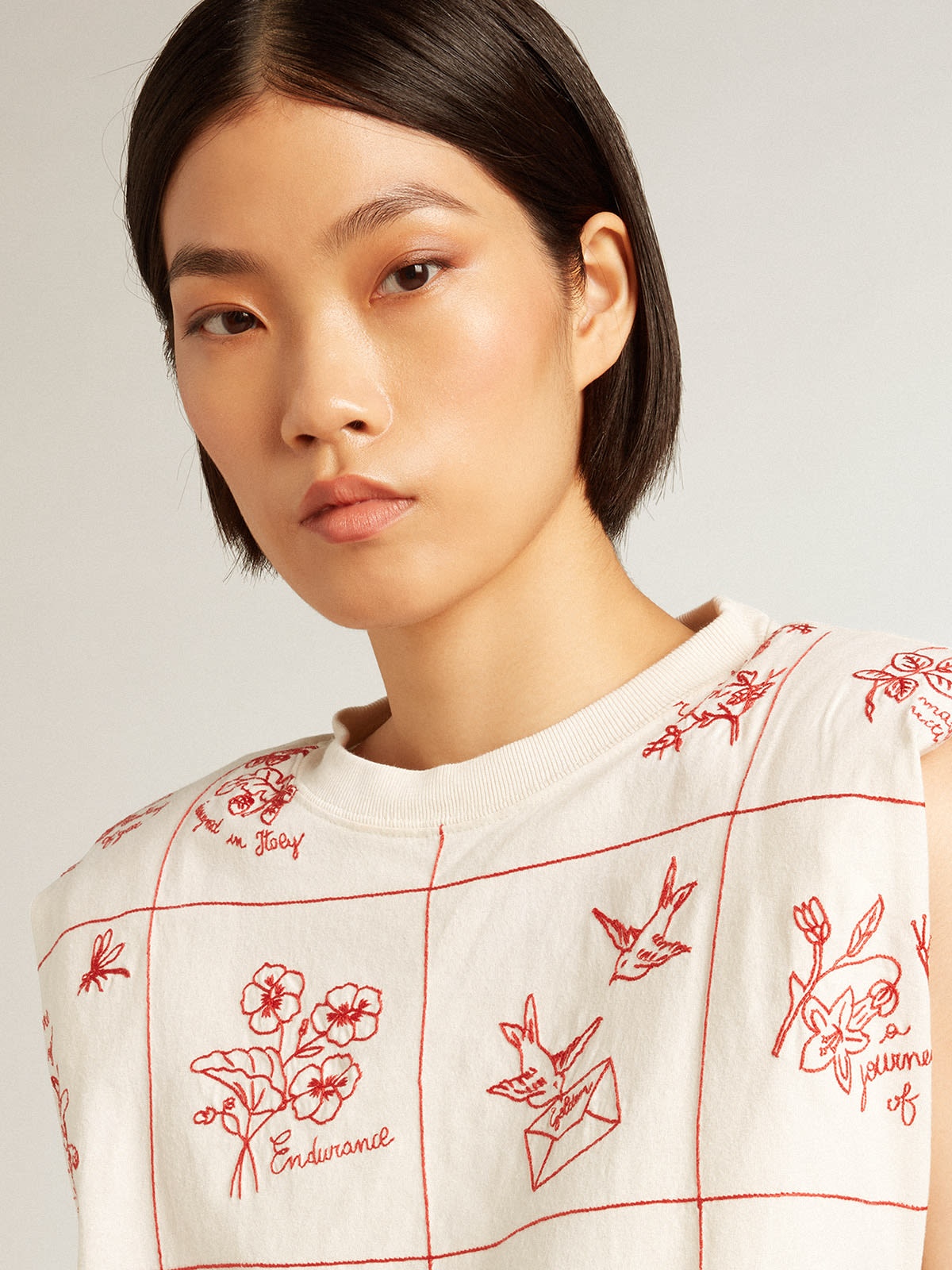 Aged white sleeveless T-shirt with red embroidery on the front - 2