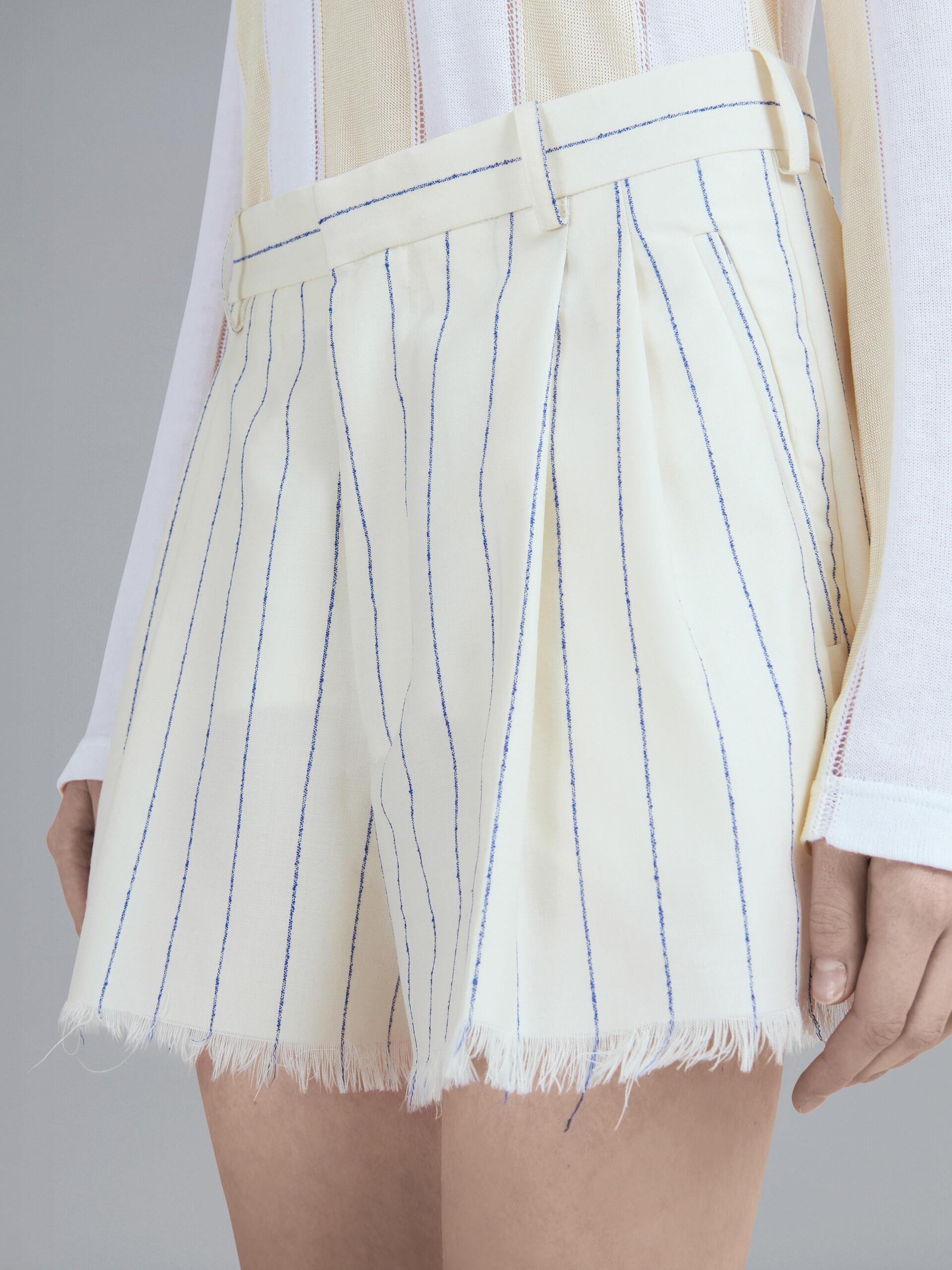 PINSTRIPED FRESCO WOOL CROPPED PANTS - 4