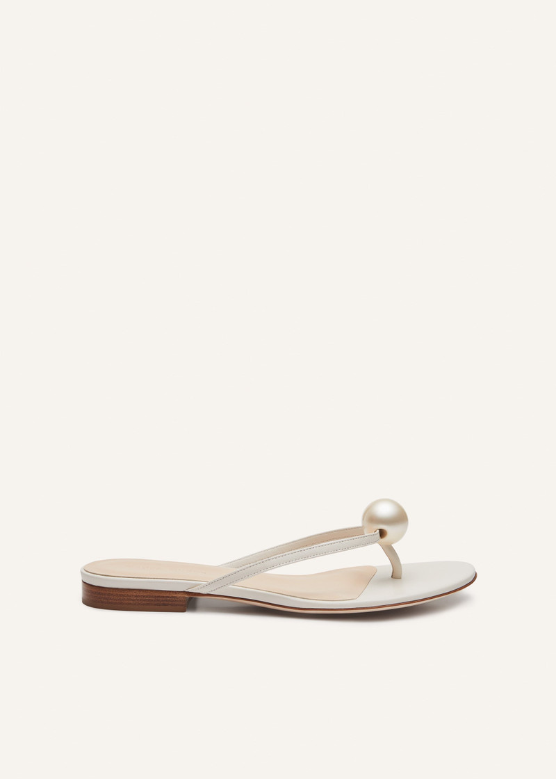 Flat thong pearl sandals in cream leather 1