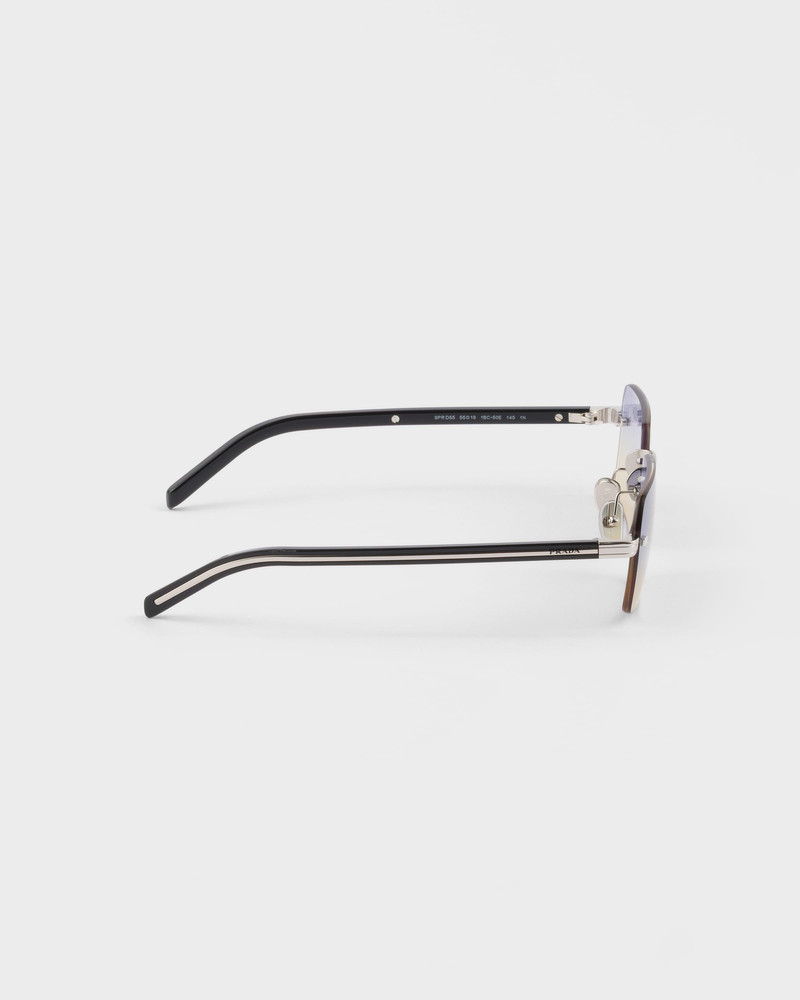 Sunglasses with the iconic metal plaque 4
