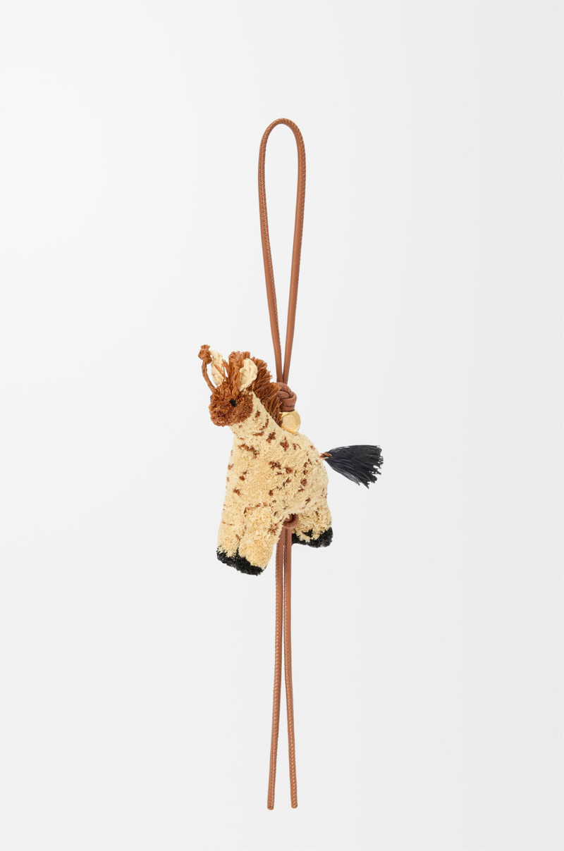 Giraffe charm in raffia and calfskin 1