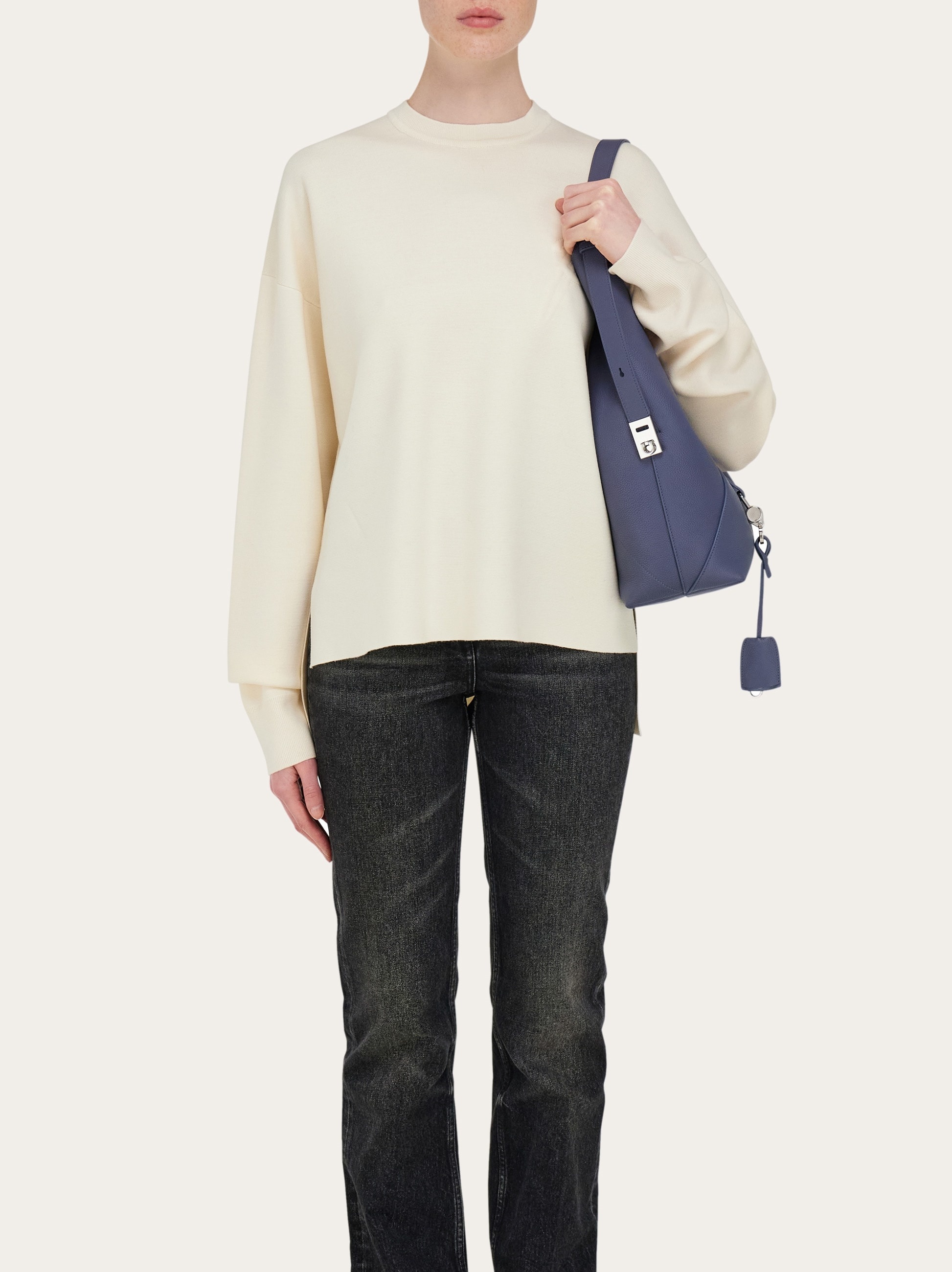 V-shaped hobo bag (M) - 3