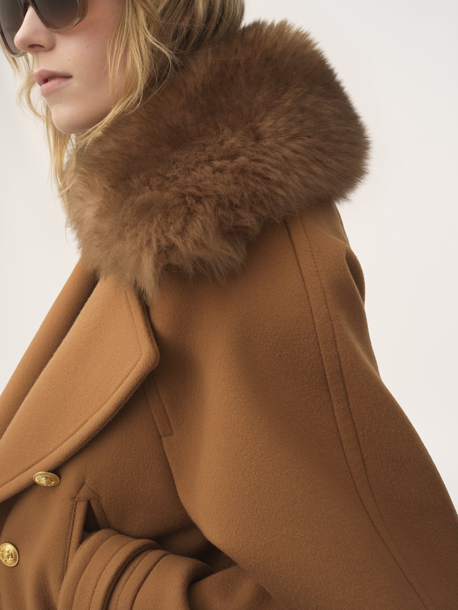 SHORT BOXY DOUBLE-BREASTED COAT IN SOFT WOOL - 8