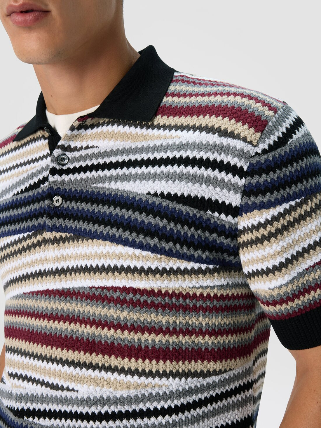 Short Sleeve Polo with Buttons and Striped Zigzag Pattern - 5