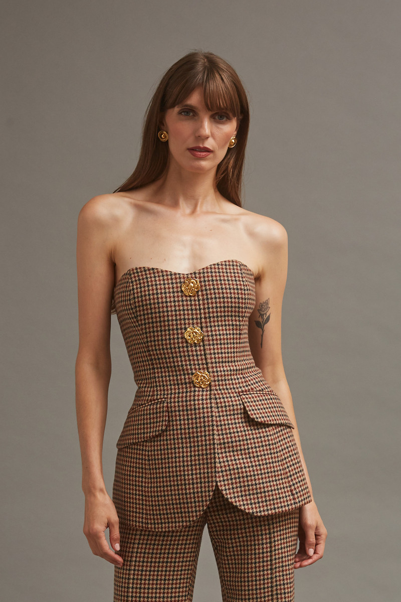 Cara Cara Wes Corset
Sharp Tailoring, Cinched Waist and a Sculpted Flare outlook