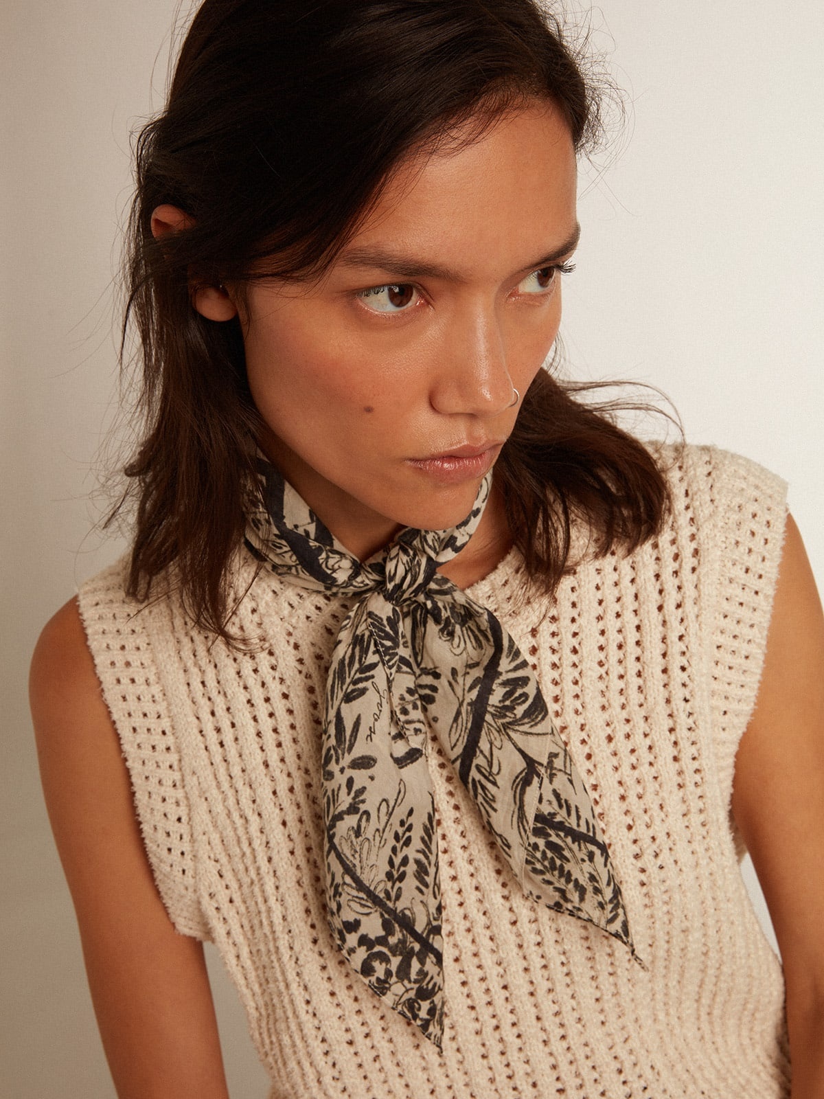 Bone-white scarf with contrasting toile de jouy pattern - 3