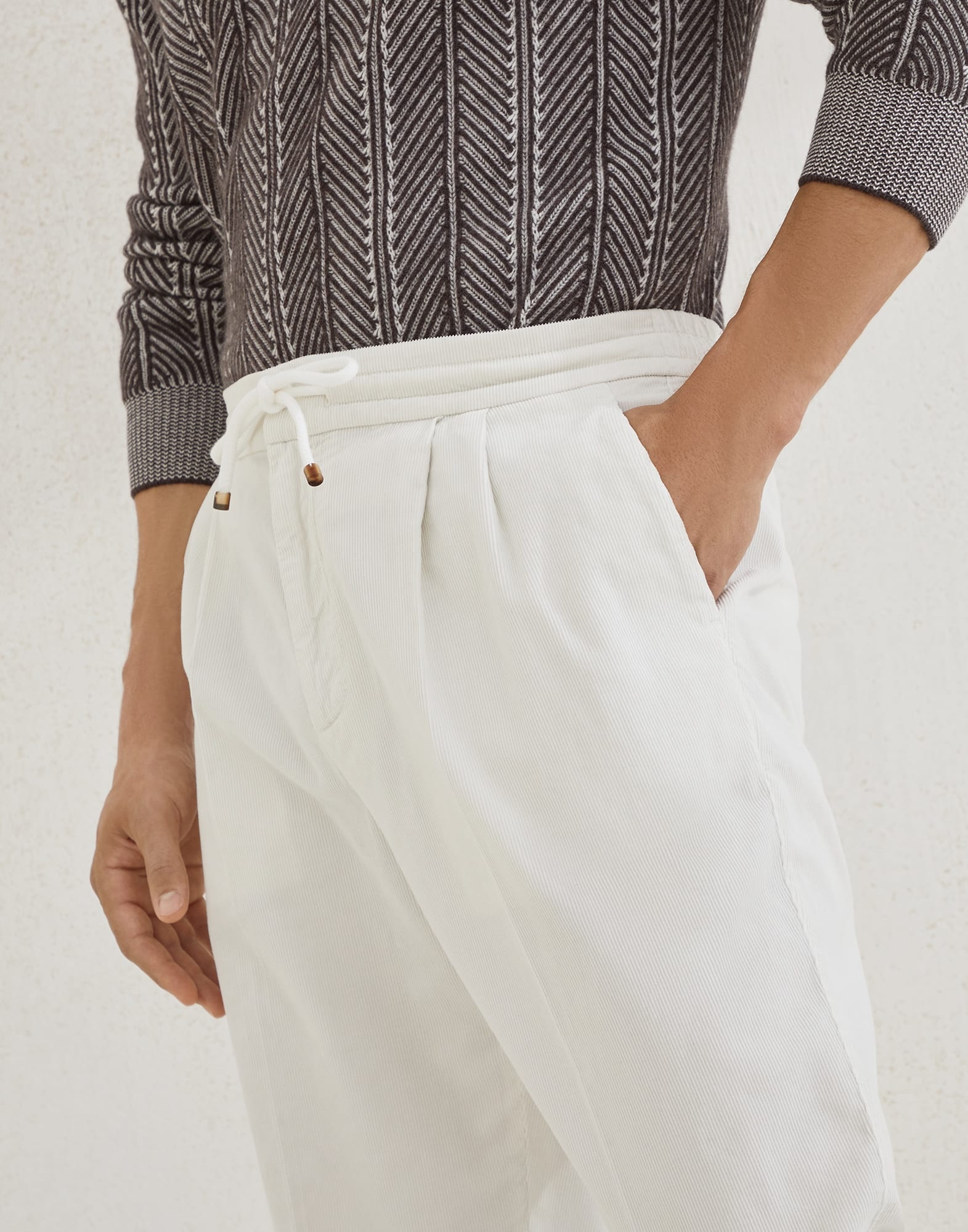 Garment-dyed leisure fit trousers in cotton narrow wale corduroy with drawstring and double pleats - 3