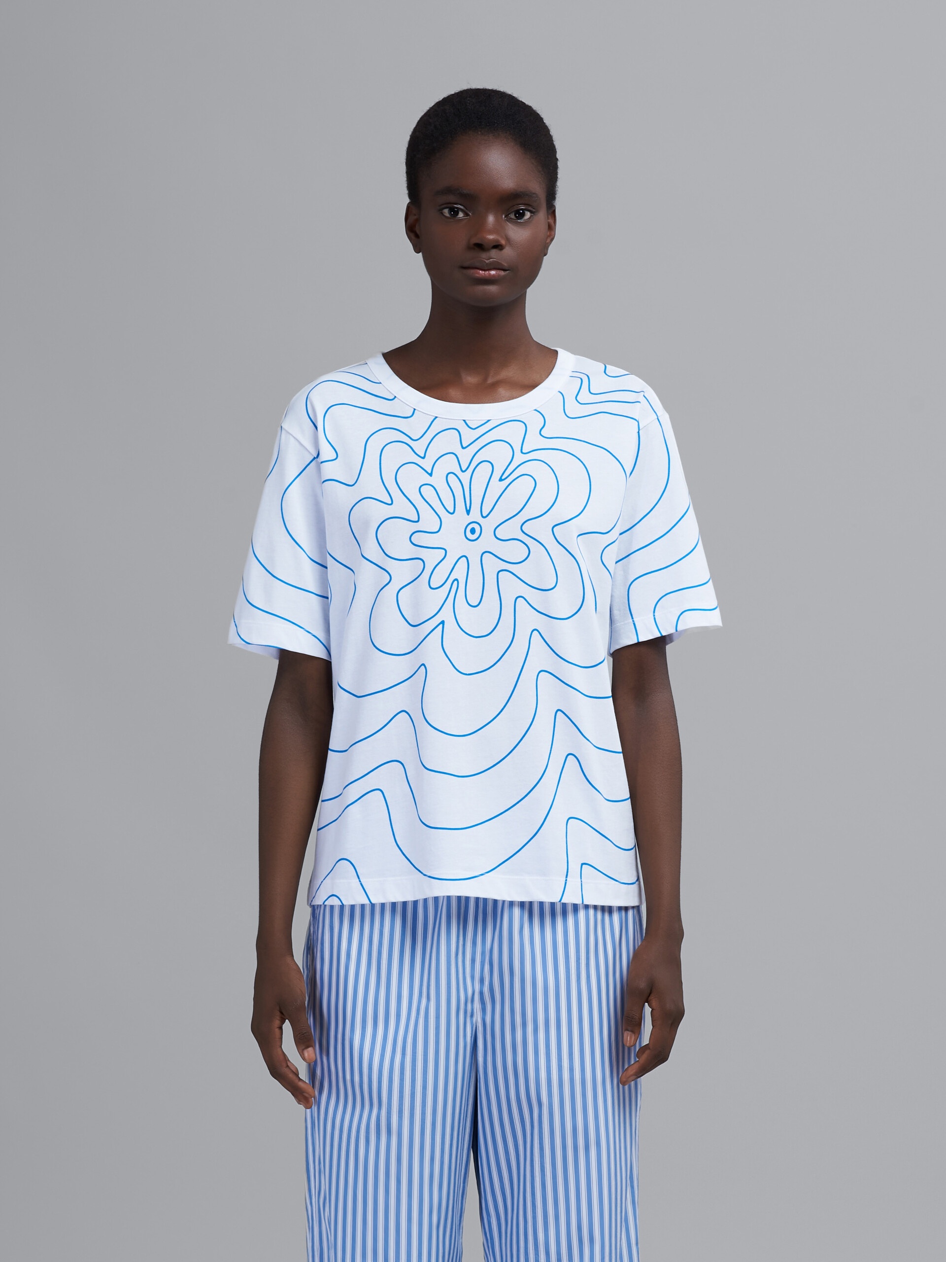 BLUE VIBRATING FLOWER PRINT ORGANIC JERSEY T-SHIRT - 2