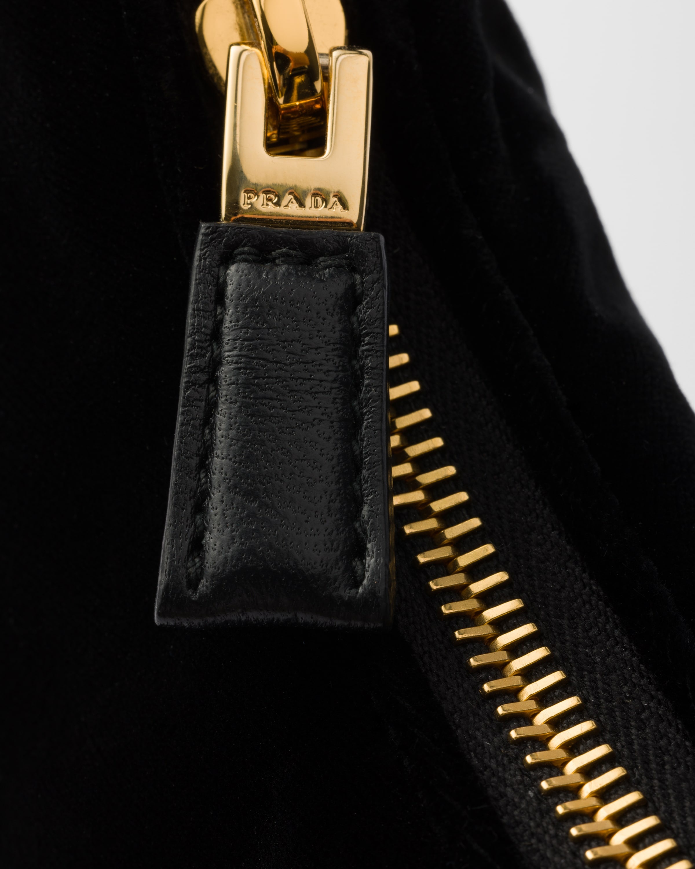 PRADA ロコフレトトトハック 1BA381VOOM2DYI F0NZ2 Prada Black medium bag with padlock | TheDoubleF