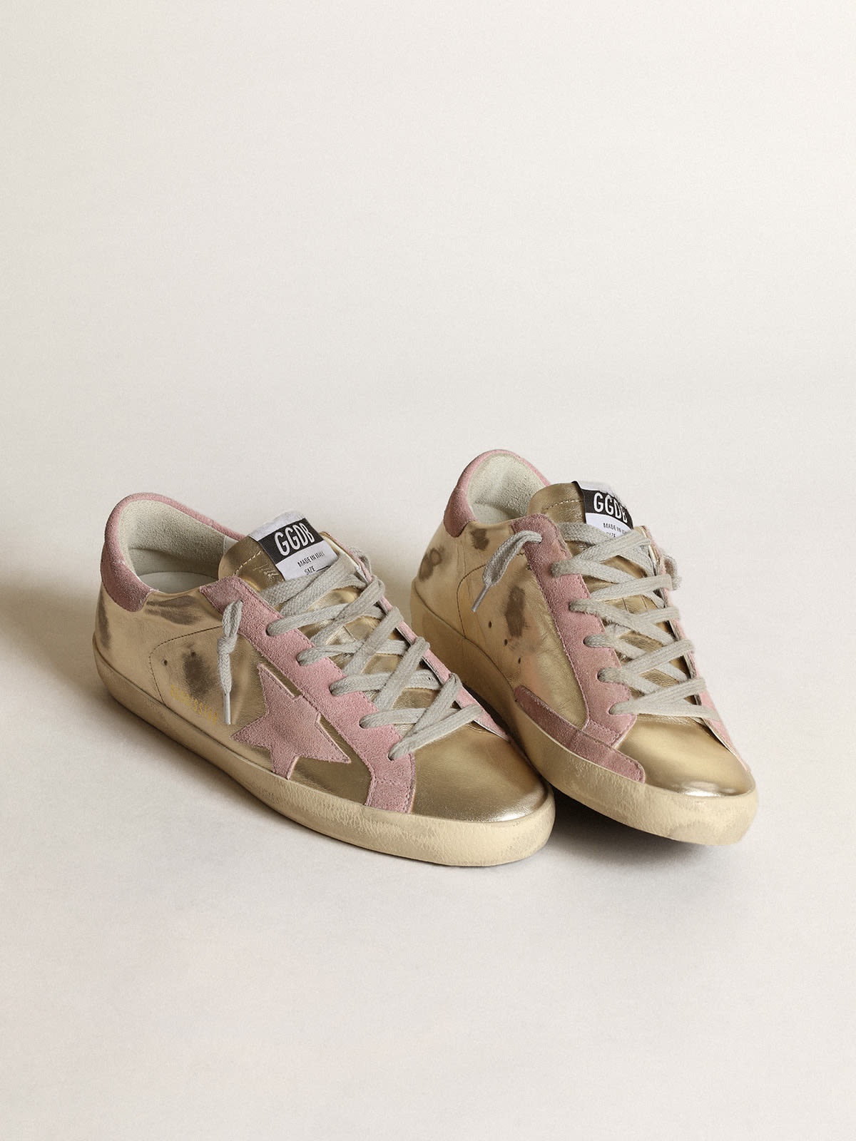 Super-Star LTD sneakers in platinum metallic leather with pink suede star and heel tab - 2