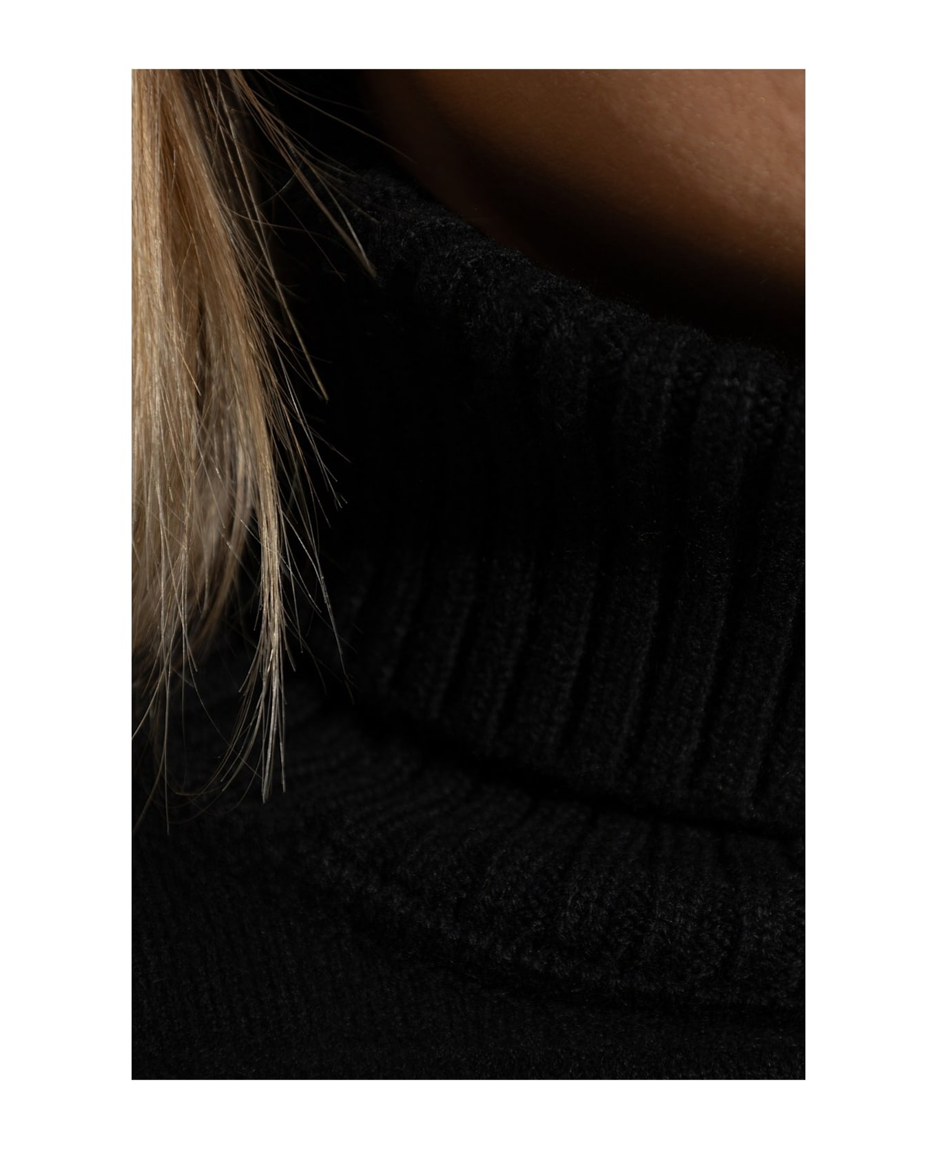 Turtle Neck Knitted Sweater - 4