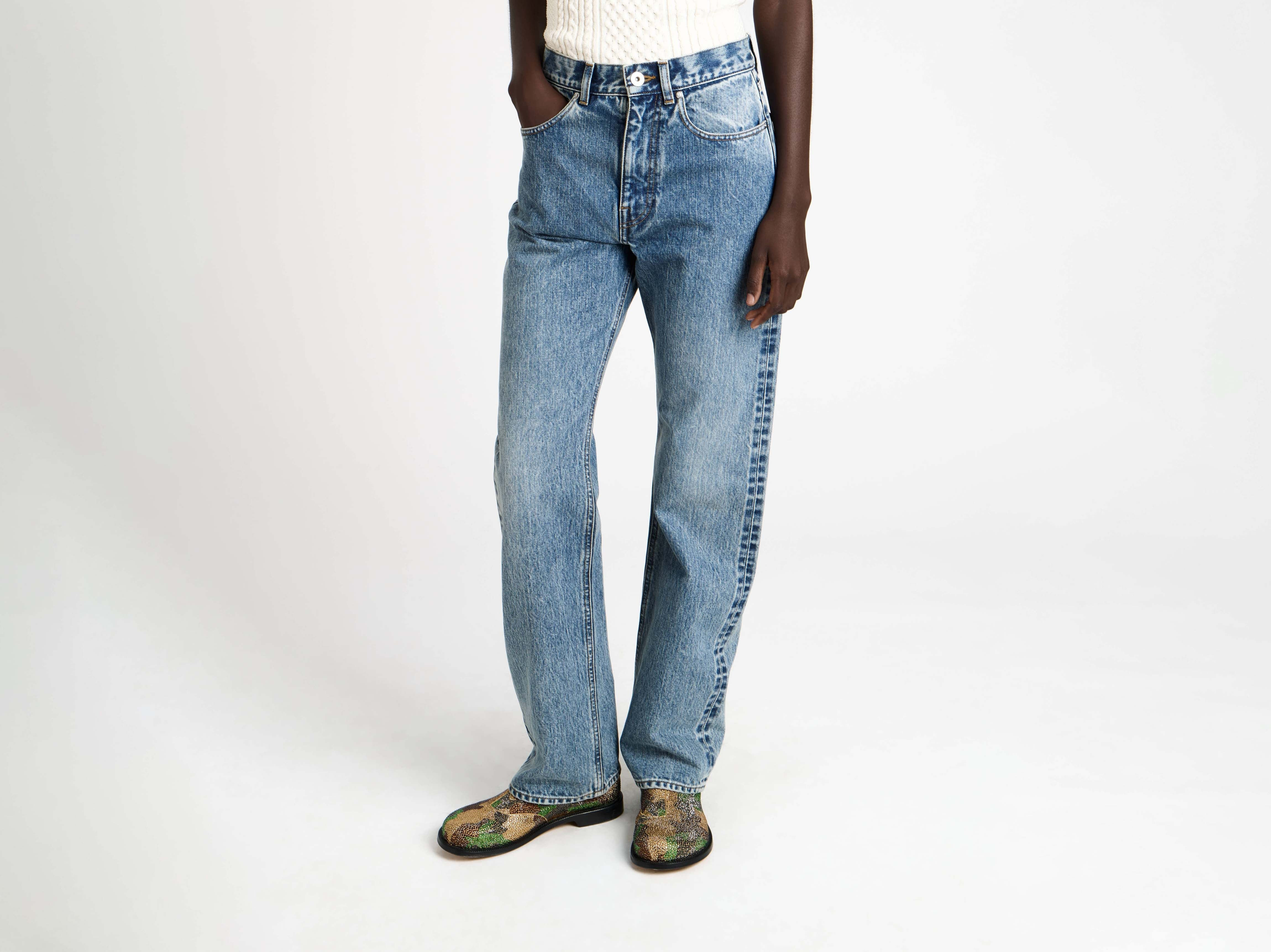 STRAIGHT LEG JEANS IN MID BLUE - 4