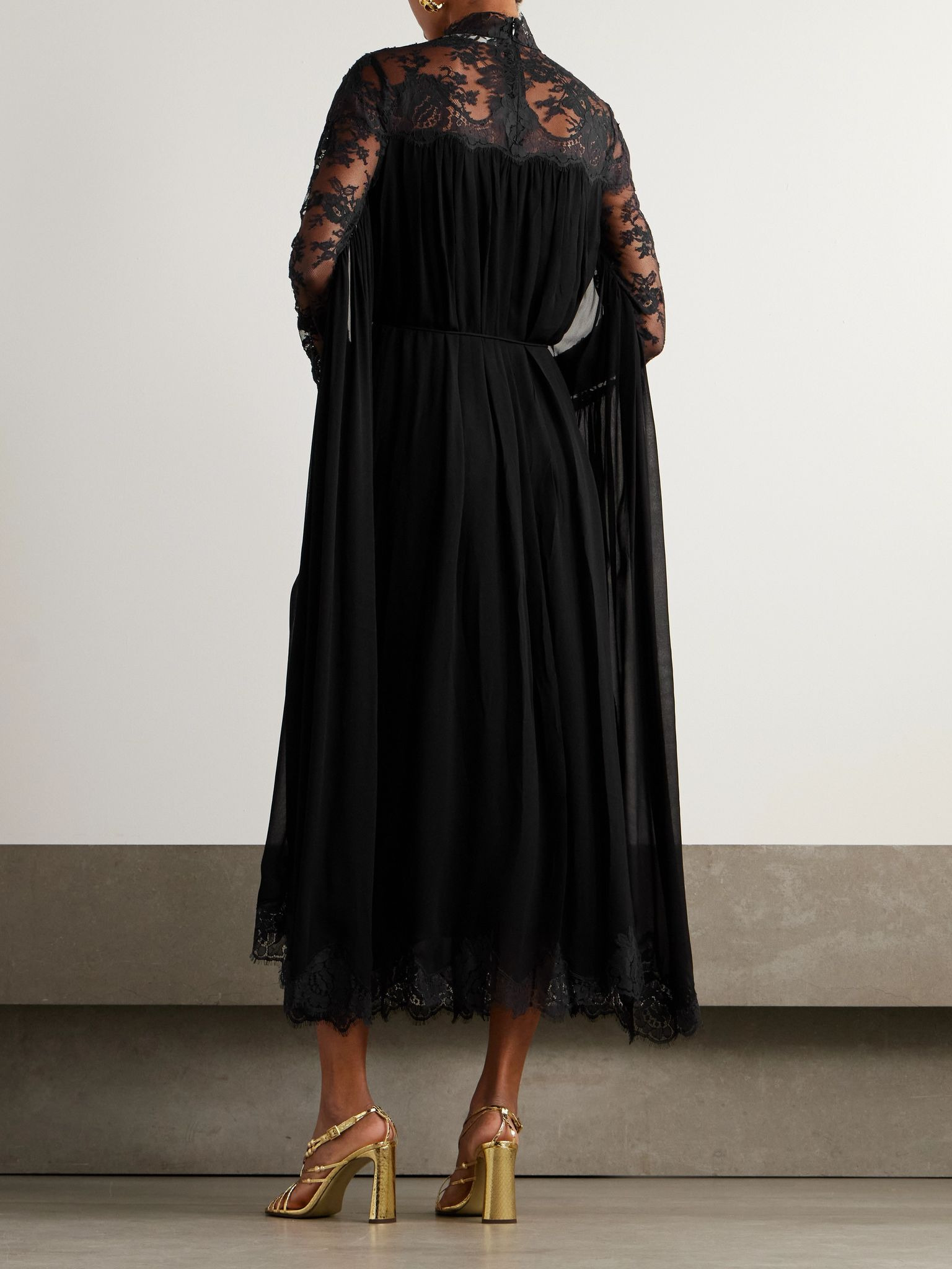 Gathered lace-trimmed crepe midi dress Black - 3