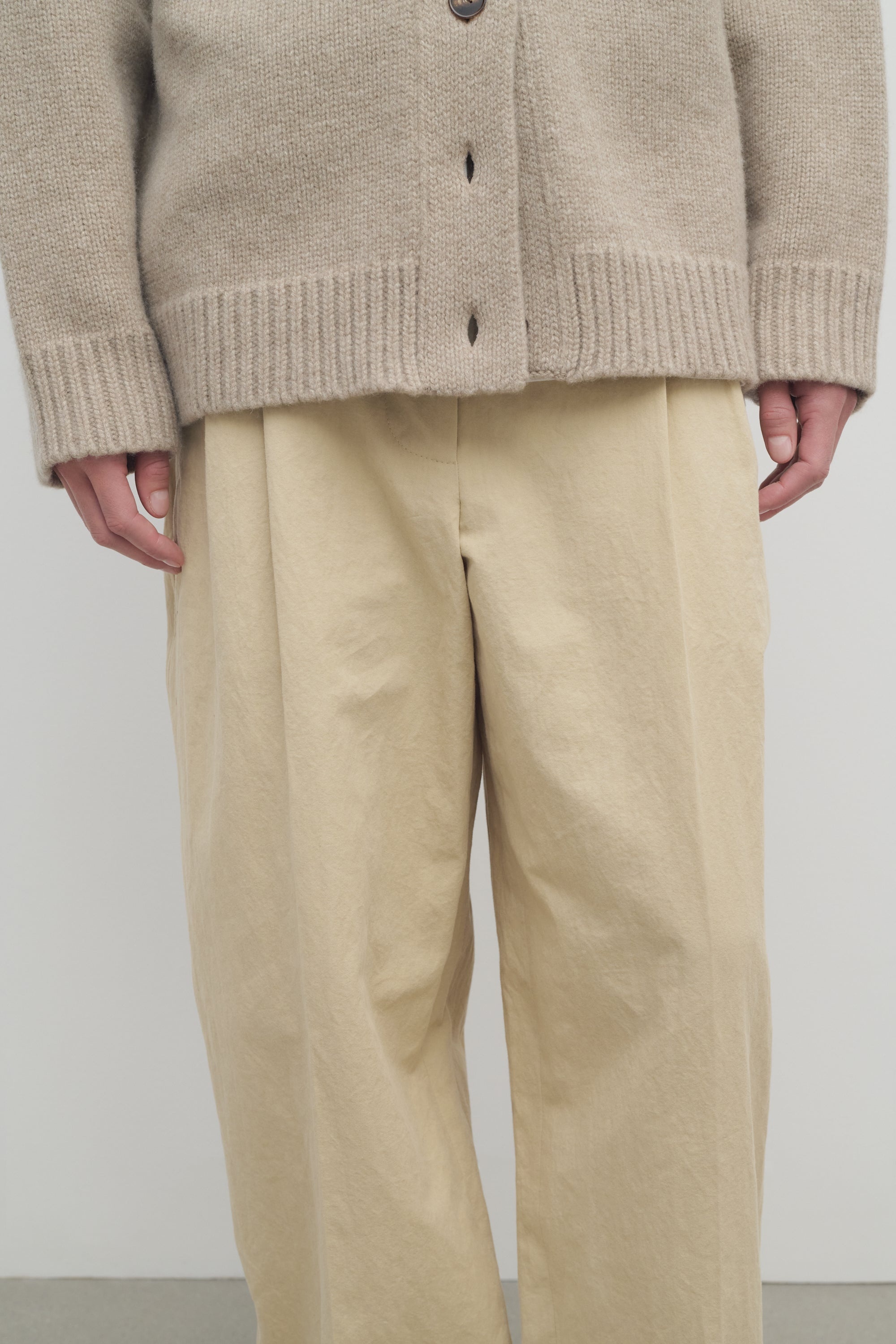 パンツ THE ROW LILAS LIGHT KHAKI COTTON AND LINEN TROUSERS THE ROW Lilas Pleated Wide-Leg Cotton-Linen Pants | Neiman